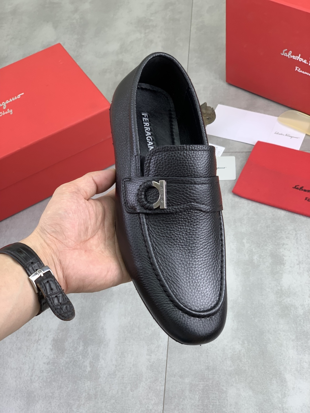 NO:931677,[Real price] Water-dyed cow leather [Salvatore Ferragamo] Ferragamo’s latest casual business leather shoes for men!  Listed simultaneously!  The fabric is made of specially imported original calfskin, and the lining is made of imported water-dyed cowhide. The original combination outsole is absolutely luxurious and leads the fashion trend. With sizes 39-44 (45 customized), 4 colors are available, louis vuitton, ferragamo, ferragamo, cowhide19860909【实价】水染牛里【Salvatore Ferragamo】菲拉格慕 男士最新款休闲商务皮鞋！同步上市！面料采用专用进口原版小牛皮,内里采用进口水染牛皮,原版组合大底 绝对的奢华打造,引领时尚潮流.配码39-44（45 定做）4色可选,,louis vuitton,ferragamo,ferragamo,cowhide,Men's shoes