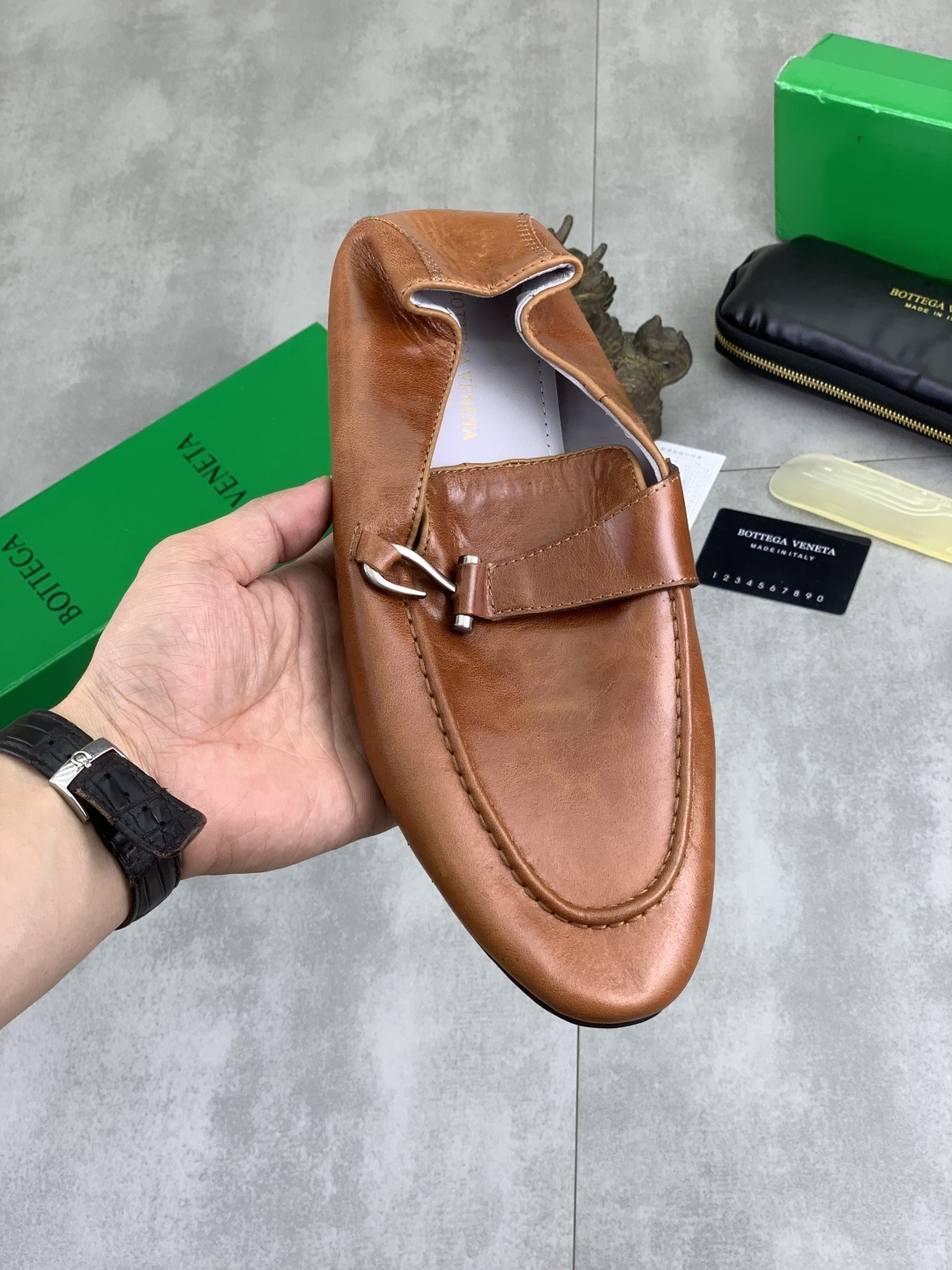 NO:954188,[Real price] Water-dyed cow leather high-quality business wallet beanie shoes BOTTEGA VENETA official website synchronizes the latest top version of BV in the market, accepts material comparison, shoe type comparison, process comparison, practical and textured, versatile, suitable for any occasion, the more you look at it, the more you look at it. Pure hand-weaving process - upper material, hand-woven calfskin imported from Italy - high-quality water-dyed cowhide lining - original private model customized outsole -Size 39-45 colors available, Bottega  veneta,bottega veneta,wallets,cowhide19860909【实价】 水染牛里 高品质商务钱包豆豆鞋 BOTTEGA VENETA官网同步最新款顶级版市场的BV, 接受材质对比 鞋型对比 工艺对比 实用又有质感·百搭适用任何场合、越看越有味道.纯手工编织工艺 -鞋面材质,意大利进口手工编织小牛皮 -内里优质水染牛皮 -原版私模定制大底 -Size39-45 颜色多色可选,,bottega veneta,bottega veneta,wallets,cowhide,Men's shoes