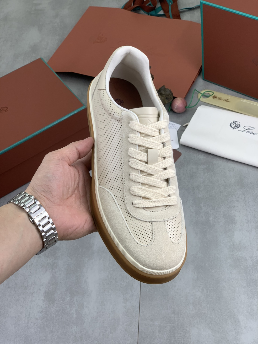 NO:954118,Real price and high quality. The latest casual shoes Loro Piana. Top-grade purchase of the original copy. Founded the existing Loro Piana company on January 24, 2019. The family business is now in its sixth generation. It provides high-quality products to customers who are discerning about taste and quality. Imported original fly woven with cowhide fabric, lining made of plain calfskin. Hand-stitched thread with cowhide feet. Original packaging. High-end outsole. Size 38-46. Multiple colors available.  full package,,loro piana,cowhide19860909实价高品质 最新款休闲鞋Loro Piana 顶级级购买原版复制 于194月24日一手创立现有的Loro Piana公司.家族经营至今已是第六代,为讲求品味及对质量有要求的顾客提供上等的优质商品 进口原版飞织配牛皮面料 ,内里平纹小牛皮制成 手工缝制线配牛皮垫脚 原版包装 高端大底 码数38-46 多款颜色可选 全套包装,,loro piana,cowhide,Men's shoes