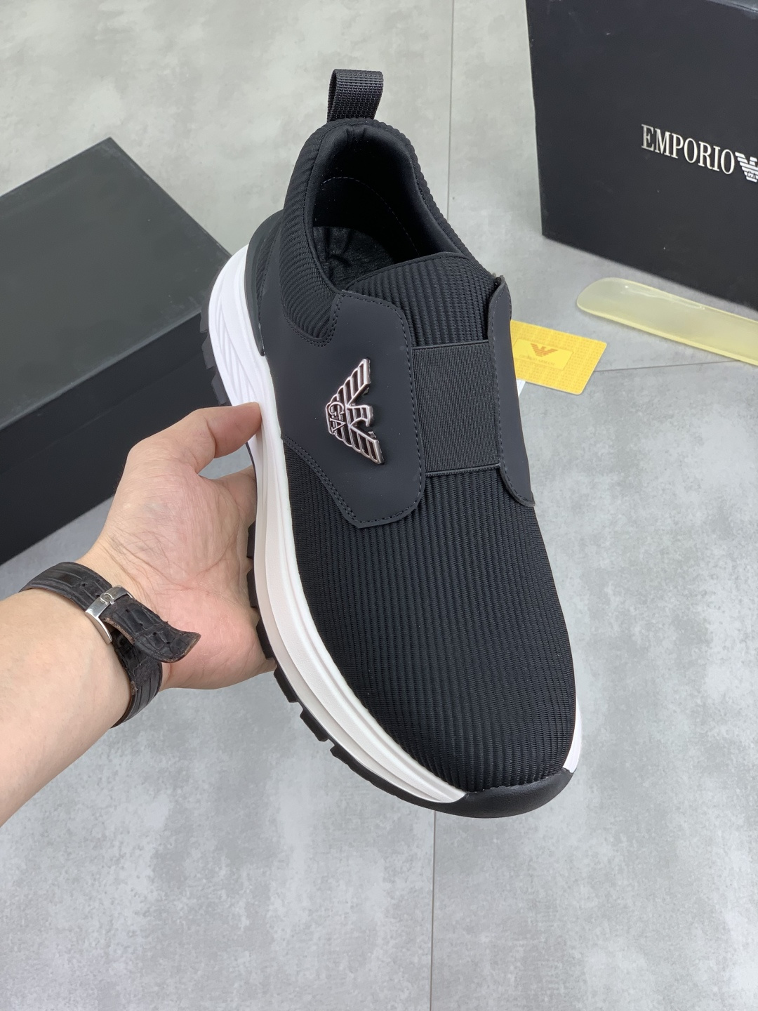 NO:954131,Real price Giorgio Armani's new casual sports men's shoes have arrived, Kint-and-Leather snakes debut. This model provides original design, combined with innovative fabrics, and the imported cowhide embossing is full of three-dimensionality!  Create a modern high-tech style, which is the ideal shoe for urban life, showing a hint of dynamic atmosphere and creating a youthful vitality!  Breathable washed sheep lining, non-slip, wear-resistant, high-elastic foam ultra-light outsole is durable, ensuring support and stability, and is comfortable to wear. It has outstanding friction, shock absorption effect and moderate support. It is comfortable and has excellent performance. It is worth having!  Code number: 38-44 (45 customized) Color 3 colors available, armani, armani, cowhide19860909实价 Giorgio Armani阿玛尼新款休闲运动男鞋到货,Kint-and-Leather snakers新秀首发 这款提供原创设计,并与创新面料相结合,进口牛皮压纹立体感十足！打造富有现代气息的高科技造型,是都市生活的理想鞋履,呈现一丝动感气息,营造洋溢年轻活力！透气水洗羊里,防滑耐磨高弹发泡超轻大底经久耐穿,确保支撑力与稳定性,穿着舒适不凡.具备出众的摩擦力、减震效果和适度支撑,舒适不凡,性能优异,值得拥有！码数:38-44（45定做）颜色3色可选,,armani,armani,cowhide,Men's shoes