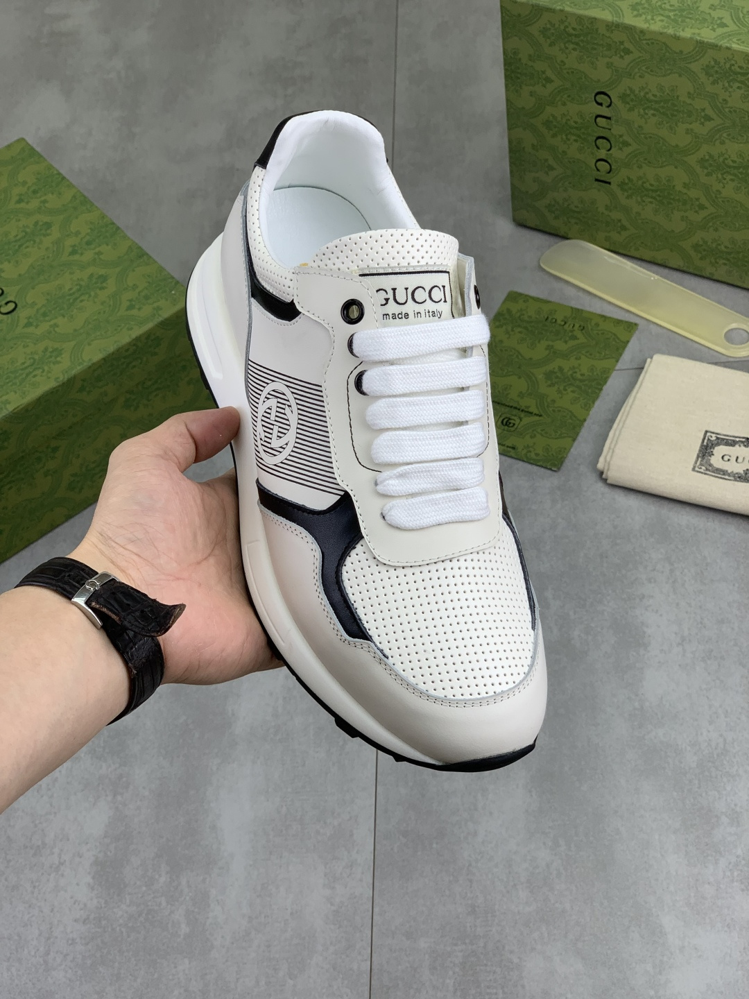 NO:954154,[Real price] Gucci Gucci official website latest classic casual fashion men's shoes hot style simple and elegant, exclusive for trendy men. Unique official website latest brand elements Gucci original decoration, fashionable and generous, the fabric is made of original soft calfskin, comfortable and soft sheepskin lining. Official website designated wear-resistant foam outsole_full elasticity, classic model actual shooting color 4 colors optional code number 38-44,,gucci,gucci,cowhide,sheepskin19860909【实价】 古驰 Gucci官网最新款经典休闲时尚男鞋爆款版型简洁大气,潮男专属.独有的官网最新品牌元素古奇原版装饰,时尚又大方,面料原版柔软小牛皮制作 舒适的柔软羊皮内里 官网指定耐磨发泡大底_弹力十足,经典款实物拍摄颜色4色可选码数38-44,,gucci,gucci,cowhide,sheepskin,Men's shoes