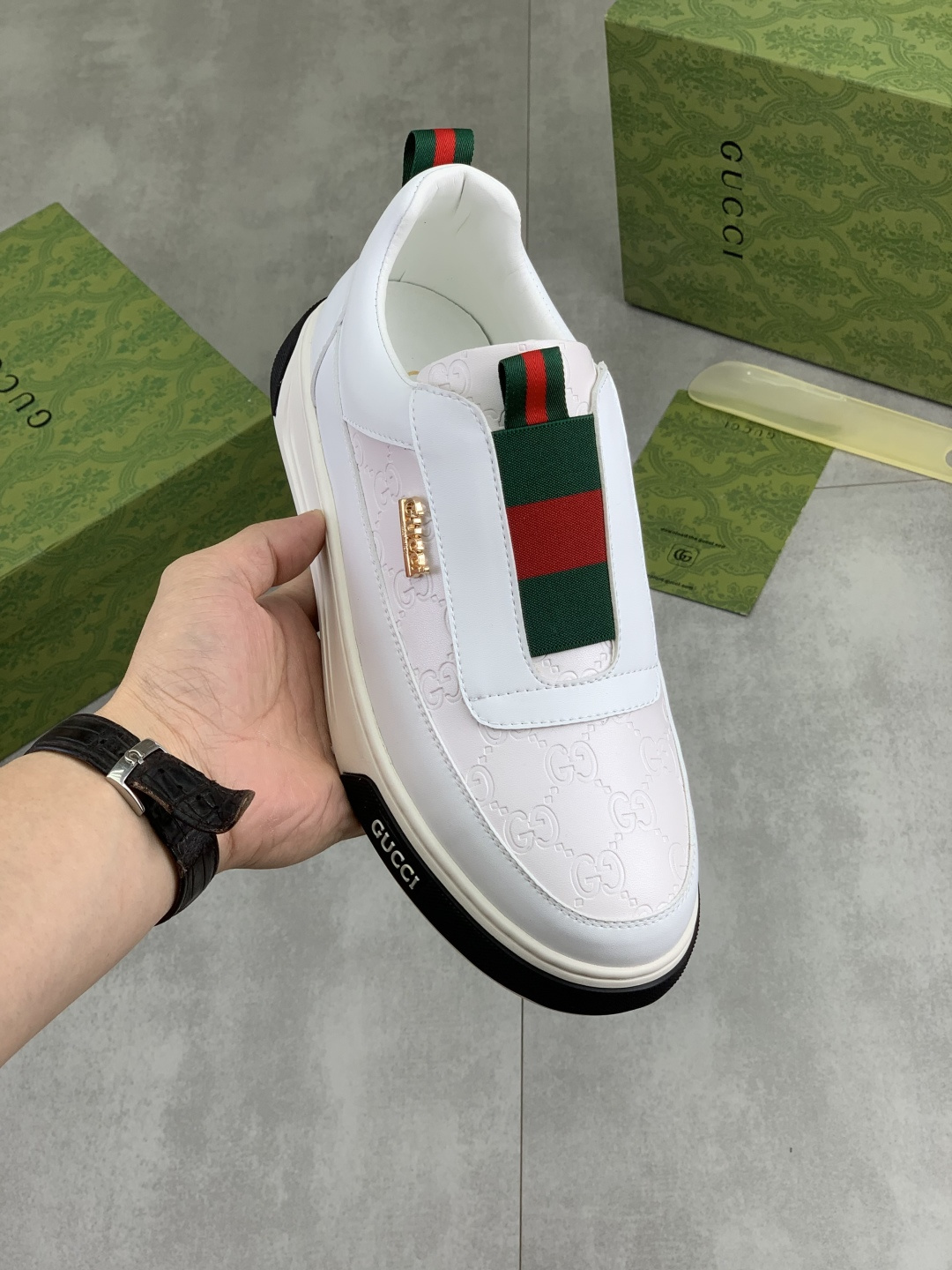 NO:954140,[Real price] Gucci Gucci official website latest classic casual fashion men's shoes hot style simple and elegant, exclusive for trendy men. Unique official website latest brand elements Gucci original decoration, fashionable and generous, the fabric is made of original soft calfskin, comfortable and soft sheepskin lining. Official website designated wear-resistant foam outsole_full elasticity, classic model actual shooting color 2 colors optional code number 38-44,,gucci,gucci,cowhide,sheepskin19860909【实价】 古驰 Gucci官网最新款经典休闲时尚男鞋爆款版型简洁大气,潮男专属.独有的官网最新品牌元素古奇原版装饰,时尚又大方,面料原版柔软小牛皮制作 舒适的柔软羊皮内里 官网指定耐磨发泡大底_弹力十足,经典款实物拍摄颜色2色可选码数38-44,,gucci,gucci,cowhide,sheepskin,Men's shoes