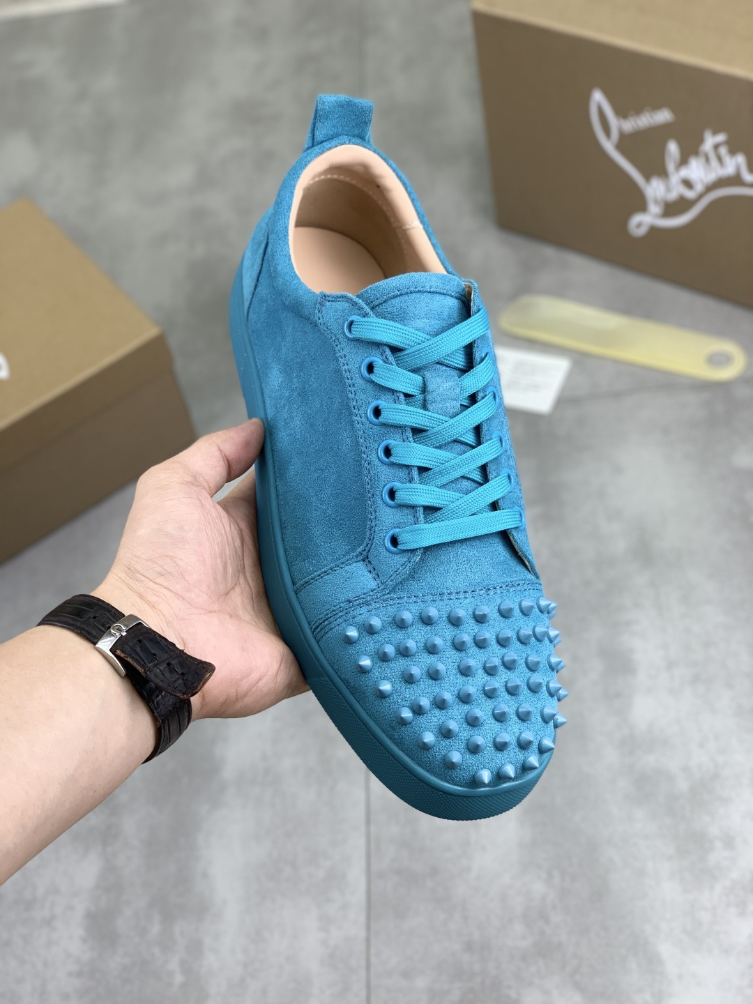 NO:955019,Actual price 'CL～' The latest HK purchase for men is on sale at the same time. The sole is specially made by the original factory for CL. The upper adopts the original hot-drilling process and the original soft sheepskin lining. The exclusive movable molded sole is super comfortable. Original factory follow-up goods. High-quality design and exquisite workmanship. Unique red sole production. Details determine quality. We only make shoes with care. You can come in and out at will. Welcome to compare the sizes for men 38-45, sheepskin19860909实价 《CL～》顶级代购男士最新HK同步发售.鞋底原厂特供CL专用大底,鞋面采用原版烫钻工艺,原版柔软羊皮内里 独家活动成型底超级舒适,原厂跟单货,高品质设计做工精致细腻,独一无二红鞋底制作 细节决定品质、我们只为用心做好鞋,可随意进出,欢迎对比码数男38-45,,sheepskin,Men's shoes