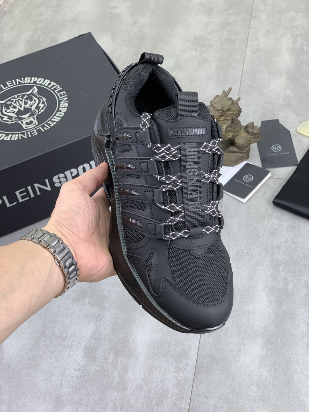 NO:955491,Real price, high version, new men's shoes from Germany's PP Philips official website, perfect shape to create top-quality cowhide uppers with rivet decoration, cowhide lining. Original rubber wear-resistant outsole, full shoe shape, full of three-dimensionality, high-end without losing taste, fashionable and novel!  !  Absolute focus,code number 39-45,,PHILIPP PLEIN,cowhide19860909实价 高版本 德国PP菲利普官网新款男鞋,完美造型打造顶级品质牛皮鞋面配铆钉装饰,牛皮内里.原版橡胶耐磨大底 鞋型饱满 立体感十足 高档不失品味,时尚、新颖！！绝对的焦点,码数39-45,,PHILIPP PLEIN,cowhide,Men's shoes