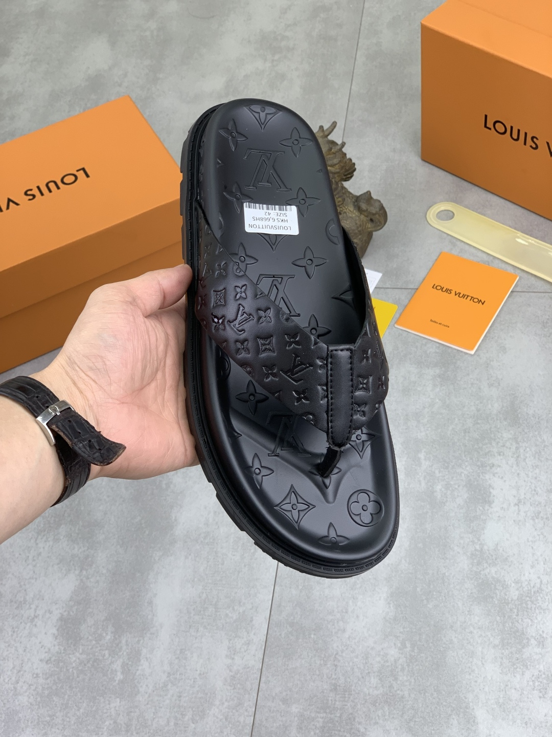 NO:955450,Actual price【LOUIS VUITTON】original new slipper series LV Louis Vuitton *——top version LV classic semi-slippers!  Use imported original cowhide denim and original high-end rubber outsole!  High quality products!  Various colors to choose from, sizes 38-45, louis vuitton, louis vuitton, louis vuitton, slippers, cowhide19860909实价【LOUIS VUITTON）原单 新款拖鞋系列LV路易威登 *——顶级版本 LV经典半拖皮鞋！选用进口原版牛皮牛仔布 原版高端橡胶大底！高品质精品！颜色多款色可选 码数38-45,,louis vuitton,louis vuitton,louis vuitton,slippers,cowhide,Men's shoes