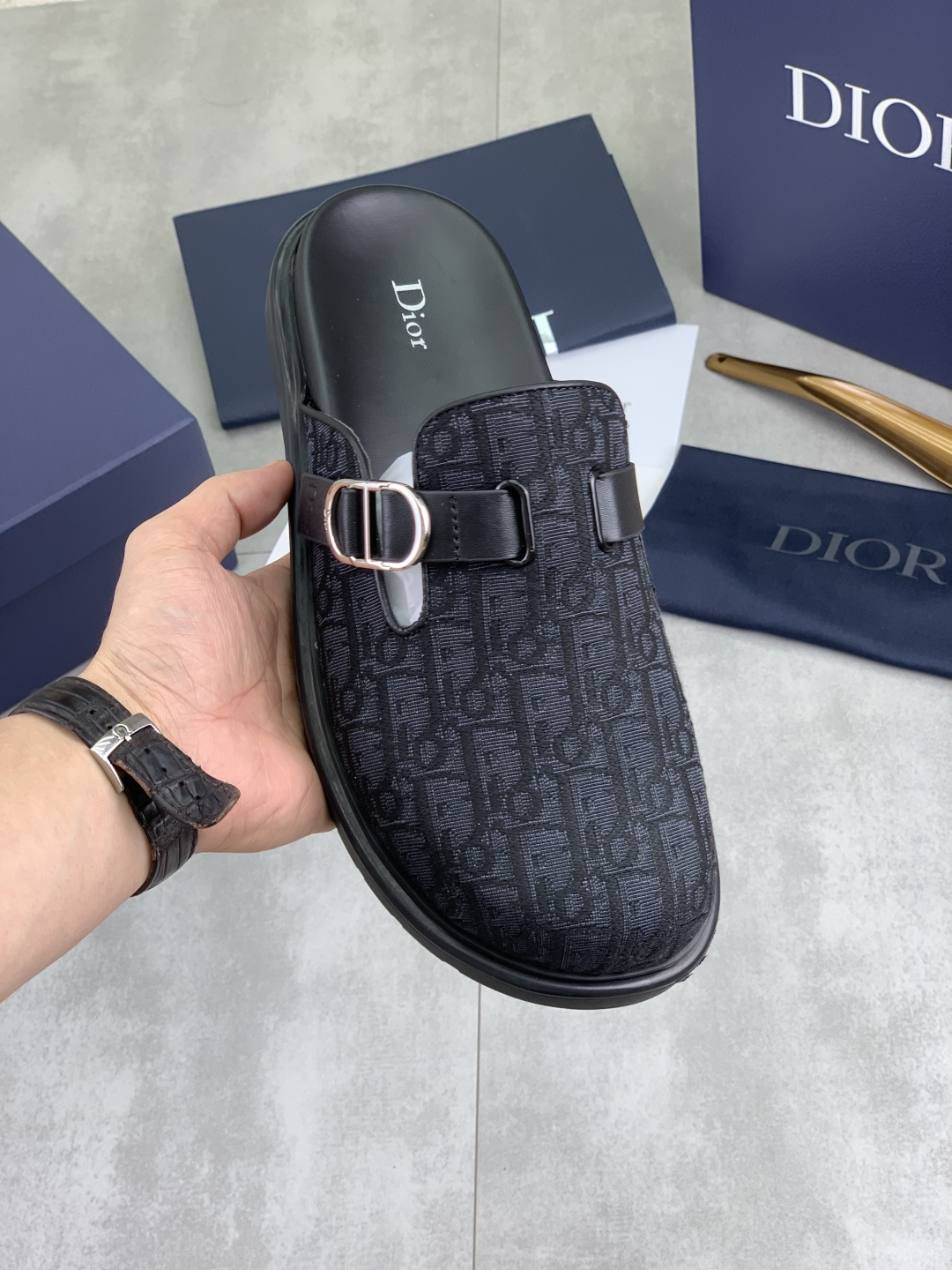 NO:955496,Real-price, high-quality Dior men's casual half-slippers - This sports upper is made of soft cowhide fabric, embossed with a plaid pattern, and matched with an embossed high-end sole. It is embellished with the brand logo and has an adjustable L-shaped buckle strap for a full sense of relaxation. Size 39-45 (38 46 custom-made) Full set of packaging, 3 colors available, dior, dior, sneakers, slippers, cowhide19860909实价 高品质 Dior 迪奥男士休闲半拖鞋 -此款运动鞋面采用柔软牛皮面料,融入格纹图案压花,搭配压纹高端鞋底,其上点缀品牌标识,设有可调试L字型扣环束带,松弛感拉满满. 码数39-45（38 46定做）全套包装 颜色3色可选,,dior,dior,sneakers,slippers,cowhide,Men's shoes