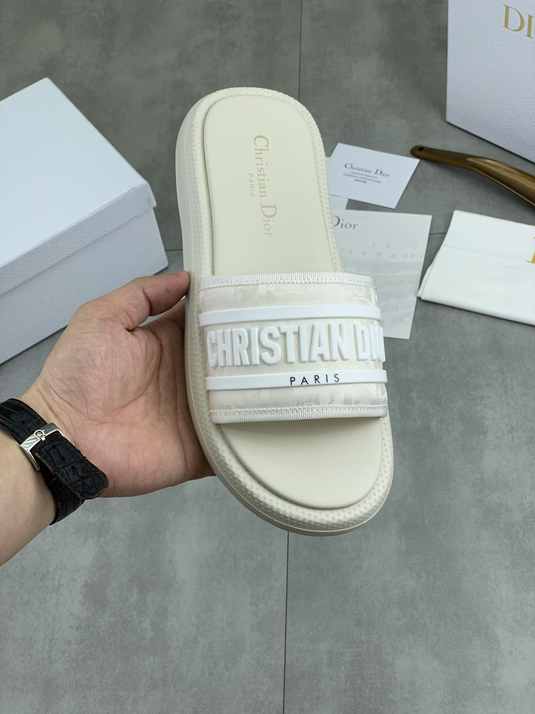 NO:955501,Real-price high-quality Dior women's casual half-slippers - This sports upper is made of soft cowhide fabric, embossed with a plaid pattern, and matched with an embossed high-end sole. It is embellished with the brand logo and has an adjustable L-shaped buckle strap for a full sense of relaxation. Size 35-39 (customized 40 41) Full set of packaging 3 colors available, dior, dior, sneakers, slippers, cowhide19860909实价 高品质 Dior 迪奥女士休闲半拖鞋 -此款运动鞋面采用柔软牛皮面料,融入格纹图案压花,搭配压纹高端鞋底,其上点缀品牌标识,设有可调试L字型扣环束带,松弛感拉满满. 码数35-39（40 41定做）全套包装 颜色3色可选,,dior,dior,sneakers,slippers,cowhide,Men's shoes