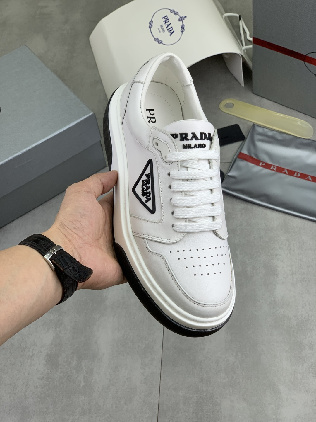 NO:955712,[Real price] The latest popular model is on the official website, the trendy brand (Prada) mainly promotes the popular model, avant-garde and versatile fashionable men's shoes, private version mold opening, cowhide surface splicing 11.. Stylish and simple, original imported cowhide lining and cowhide feet; the atmosphere and personality are more fashionable, eye-catching and pursuing class. It will subvert the old ideas and be a must-have for fashionistas who want to spend time with you! Must keep it for yourself!  Tall and comfortable TPU foam outsole, high-end quality workmanship. Size 38-45, 5 colors available.,,prada,prada,cowhide19860909【实价】最新款 官网爆款上市, 潮牌（普拉达Prada）主推爆款,前卫百搭时尚男鞋私版开模,牛皮面拼接11..时尚干脆、原版进口牛皮内里牛皮垫脚；大气个性更潮更抢眼更追求档次,它将颠覆旧念,与您共度时尚潮人必备! 必自留 ! 高大上的舒适TPU发泡大底,高端品质做工.码数38-45 5色可选.,,prada,prada,cowhide,Men's shoes