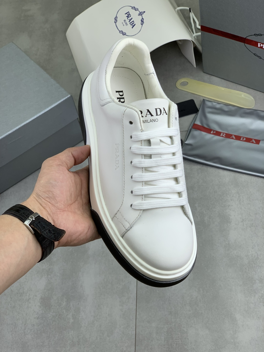 NO:955719,[Real price] The latest popular model is on the official website, the trendy brand (Prada) mainly promotes the popular model, avant-garde and versatile fashionable men's shoes, private version mold opening, cowhide surface splicing 11.. Stylish and simple, original imported cowhide lining and cowhide feet; the atmosphere and personality are more fashionable, eye-catching and pursuing class. It will subvert the old ideas and be a must-have for fashionistas who want to spend time with you! Must keep it for yourself!  Tall and comfortable TPU foam outsole, high-end quality workmanship. Size 38-45, 2 colors available.,,prada,prada,cowhide19860909【实价】最新款 官网爆款上市, 潮牌（普拉达Prada）主推爆款,前卫百搭时尚男鞋私版开模,牛皮面拼接11..时尚干脆、原版进口牛皮内里牛皮垫脚；大气个性更潮更抢眼更追求档次,它将颠覆旧念,与您共度时尚潮人必备! 必自留 ! 高大上的舒适TPU发泡大底,高端品质做工.码数38-45 2色可选.,,prada,prada,cowhide,Men's shoes