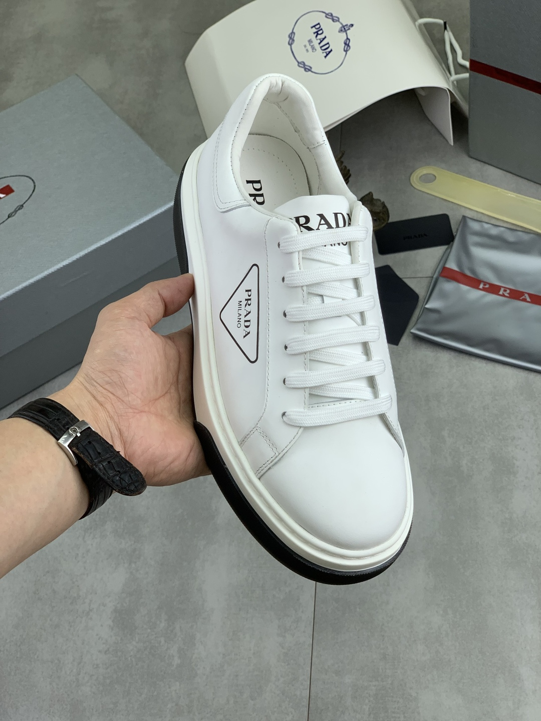 NO:956206,[Real price] The latest popular model is on the official website, the trendy brand (Prada) mainly promotes the popular model, avant-garde and versatile fashionable men's shoes, private version mold opening, cowhide surface splicing 11.. Stylish and simple, original imported cowhide lining and cowhide feet; the atmosphere and personality are more fashionable, eye-catching and pursuing class. It will subvert the old ideas and be a must-have for fashionistas who want to spend time with you! Must keep it for yourself!  Tall and comfortable TPU foam outsole, high-end quality workmanship. Size 38-45, 2 colors available.,,prada,prada,cowhide19860909【实价】最新款 官网爆款上市, 潮牌（普拉达Prada）主推爆款,前卫百搭时尚男鞋私版开模,牛皮面拼接11..时尚干脆、原版进口牛皮内里牛皮垫脚；大气个性更潮更抢眼更追求档次,它将颠覆旧念,与您共度时尚潮人必备! 必自留 ! 高大上的舒适TPU发泡大底,高端品质做工.码数38-45 2色可选.,,prada,prada,cowhide,Men's shoes