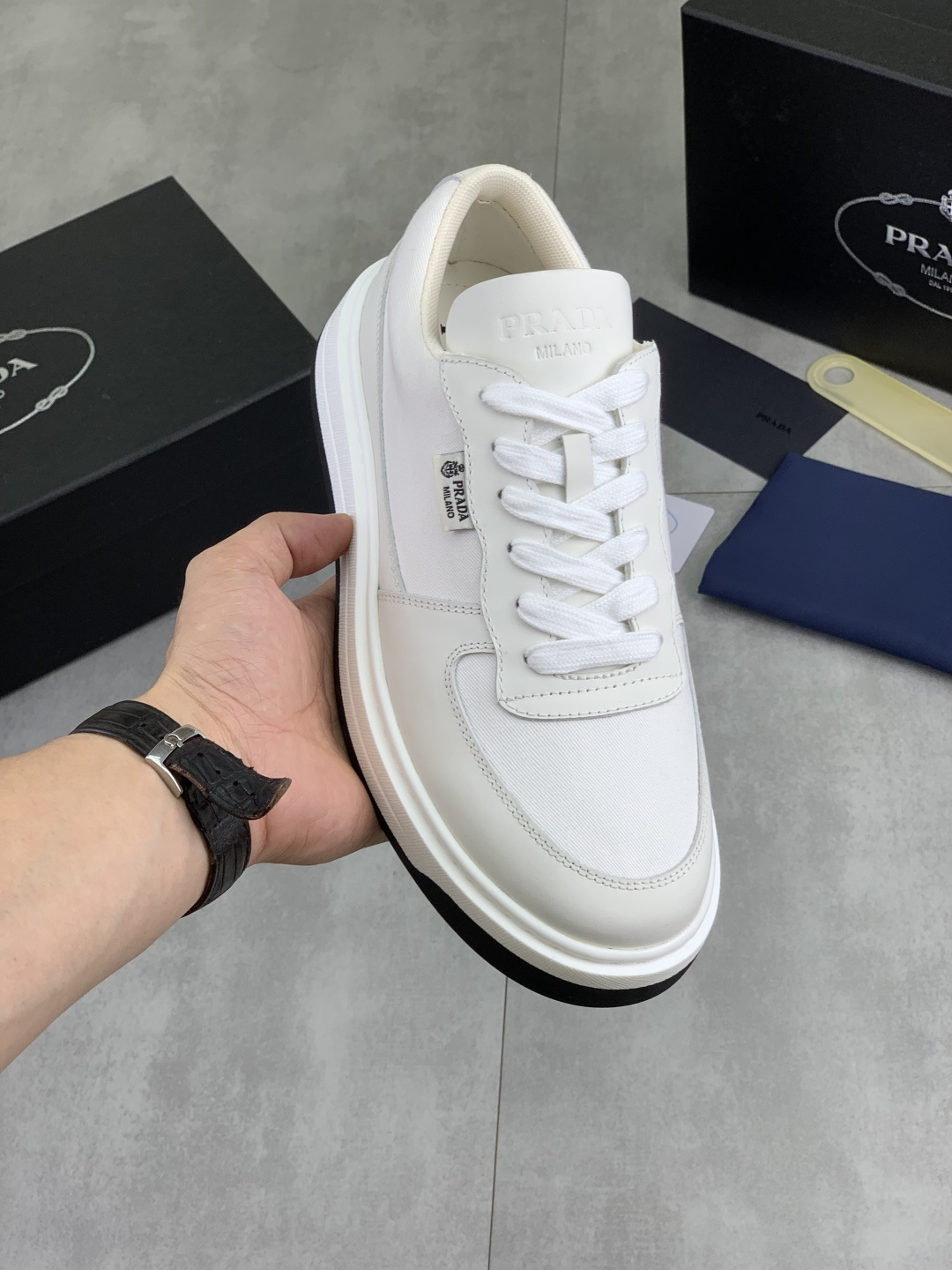 NO:956242,Actual price, top version, popular models on the official website, trendy brands (Prada) mainly promote popular models, avant-garde and versatile fashionable men's shoes, private version mold opening, cowhide surface splicing 11.. Stylish and simple, original imported cowhide lining and cowhide feet; the atmosphere and personality are more fashionable, eye-catching and pursuing class. It will subvert old ideas and be a must-have for fashionistas who want to spend time with you! Must keep it for yourself!  Tall and comfortable TPU foam outsole, high-end quality workmanship. Size 38-44 (45 customized) 5 colors available.,, prada, prada, cowhide19860909实价 顶级版本 官网爆款上市, 潮牌（普拉达Prada）主推爆款,前卫百搭时尚男鞋私版开模,牛皮面拼接11..时尚干脆、原版进口牛皮内里牛皮垫脚；大气个性更潮更抢眼更追求档次,它将颠覆旧念,与您共度时尚潮人必备! 必自留 ! 高大上的舒适TPU发泡大底,高端品质做工.码数38-44（45定做）5色可选.,,prada,prada,cowhide,Men's shoes