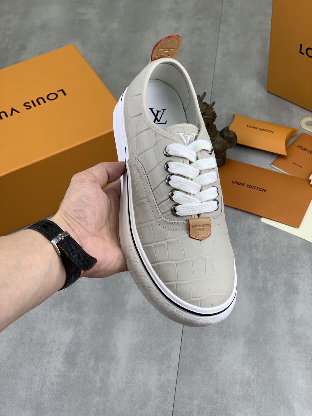 NO:956181,A higher version, a must-have casual style for summer, LV Run 2.0 sneakers are made of mesh and cowhide, breathable and supportive. Thick rubber soles are cushioned and comfortable, and are OK for daily wear or light exercise!  The LV logo on the side of the shoe is very recognizable and adds a sense of fashion. The tongue and heel pull tabs are designed to make it easier to put on and take off. The overall design is simple and modern, versatile and easy to control in various situations. size 39-46 full package, louis vuitton, sneakers, cowhide19860909高版本 夏季必备休闲款,LV Run 2.0运动鞋,采用网布牛皮拼接,透气又有支撑力.厚橡胶鞋底,缓震舒适,日常穿搭或轻运动都OK！鞋侧LV标志超有辨识度,时尚感拉满.鞋舌和后跟拉环设计,穿脱更方便,整体简约现代,百搭不挑风格,轻松驾驭各种场合 size39-46 全套包装,,louis vuitton,sneakers,cowhide,Men's shoes