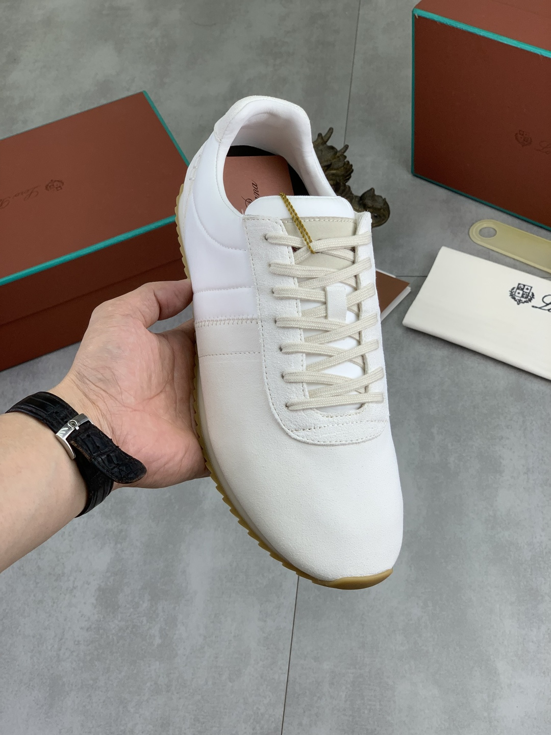 NO:956173,Affordable and high quality, the latest casual shoes for couples, Loro Piana. Top-grade purchase of the original copy. Founded the existing Loro Piana company on March 24, 2019. The family business is now in its sixth generation, providing high-quality products for customers who are discerning about taste and quality. Imported original fly woven with cowhide fabric, lining made of plain calfskin, hand-stitched thread with cowhide feet, original packaging, high-end outsole, size 35-40 for women, 38-46 for men.  Various colors available, complete package, loro piana, cowhide19860909实价高品质 最新情侣款休闲鞋Loro Piana 顶级级购买原版复制 于194月24日一手创立现有的Loro Piana公司.家族经营至今已是第六代,为讲求品味及对质量有要求的顾客提供上等的优质商品 进口原版飞织配牛皮面料 ,内里平纹小牛皮制成 手工缝制线配牛皮垫脚 原版包装 高端大底 码数女35-40 男38-46 多款颜色可选 全套包装,,loro piana,cowhide,Men's shoes
