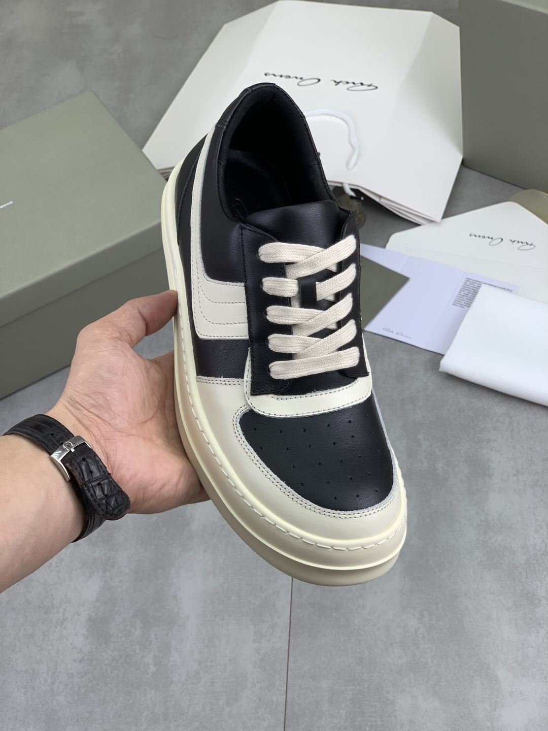 NO:956190,Real-price new summer style Rick Owens fashion casual sneakers for couples!  Popular items on the official website, original high-end customization!  The highest version on the market with its minimalist use of color and careful tailoring, it is a classic and versatile choice!  High-quality, low-priced, ultra-positive version. The upper is combined with imported original materials, soft and comfortable!  Original customized outsole, couple model, multiple colors available, size 35-38 for women, 38-45 for men, complete package,19860909实价夏季新款 情侣款瑞克-欧文斯【Rick Owens】时尚休闲板鞋！官网热门单品 原版高端定制 ！市场最高版本极简主义的色彩运用与用心剪裁经典百搭首选！高品质低价位版型超正 鞋面结合进口原版材料,柔软舒适！原版定制大底 情侣款 多款颜色可选 码数女35-38 男38-45 全套包装,,Men's shoes
