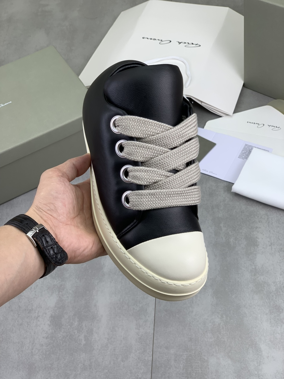 NO:956198,Real-price new summer style Rick Owens fashion casual sneakers for couples!  Popular items on the official website, original high-end customization!  The highest version on the market with its minimalist use of color and careful tailoring, it is a classic and versatile choice!  High-quality, low-priced, ultra-positive version. The upper is combined with imported original materials, soft and comfortable!  Original customized outsole, couple model, multiple colors available, size 35-38 for women, 38-45 for men, complete package,19860909实价夏季新款 情侣款瑞克-欧文斯【Rick Owens】时尚休闲板鞋！官网热门单品 原版高端定制 ！市场最高版本极简主义的色彩运用与用心剪裁经典百搭首选！高品质低价位版型超正 鞋面结合进口原版材料,柔软舒适！原版定制大底 情侣款 多款颜色可选 码数女35-38 男38-45 全套包装,,Men's shoes