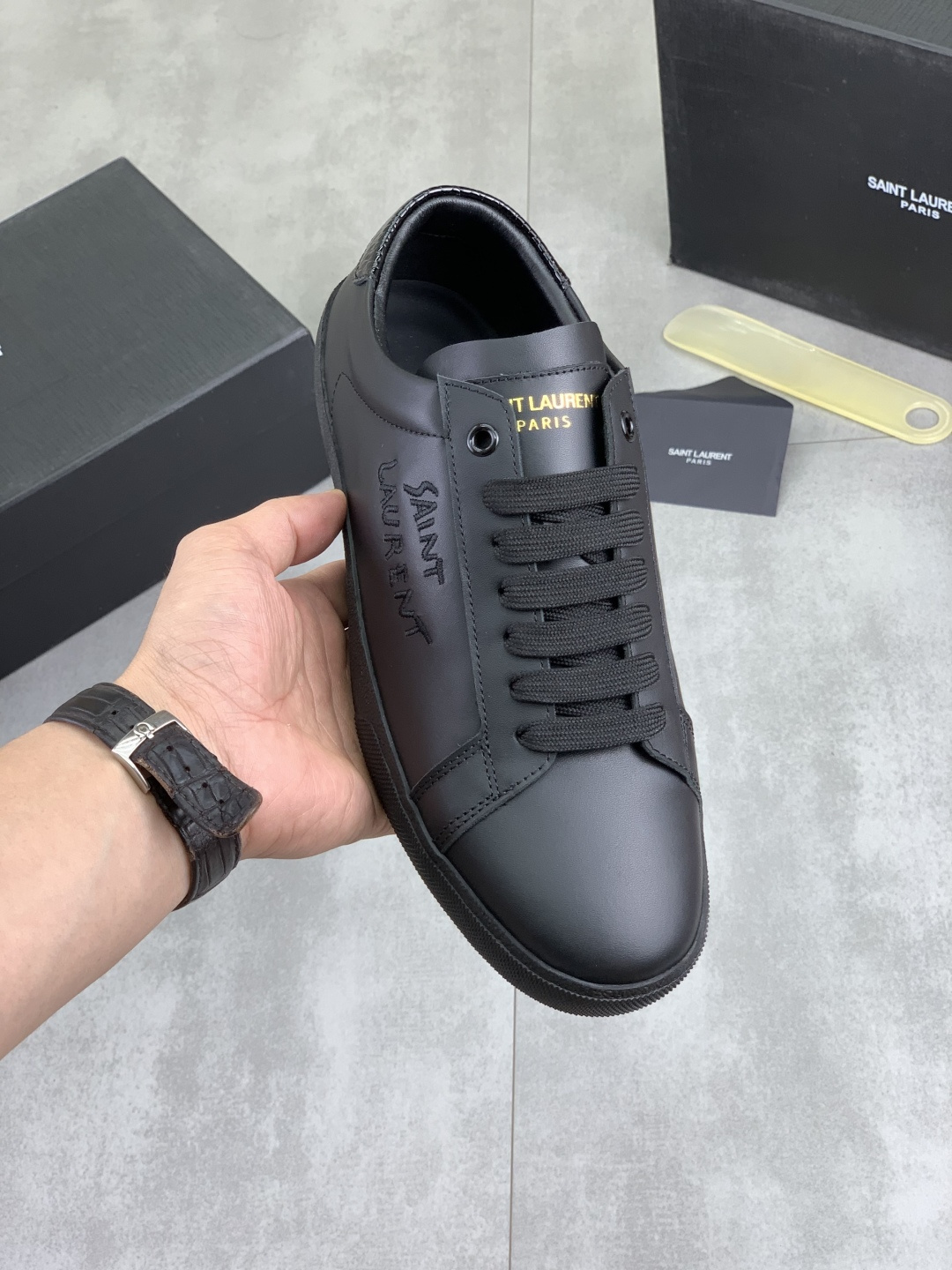 NO:956694,Real price Saint Laurent classic casual shoes for all seasons, the latest model, YSL, classic and high-quality glamorous masterpieces. The hottest spring and summer series. It has temperament, fashion, classic and attractive design style. The effect on the feet is particularly beautiful. The material is made of punched cowhide imported from Italy, with warm towel lining. Foot pads; cowhide code number 38-45,,saint laurent,saint laurent,saint laurent,cowhide19860909实价 Saint Laurent 圣罗兰 经典休闲鞋四季同步最新款、YSL、经典上乘美艳力作 最火春夏系列 兼备气质 时尚 经典耐看的设计风格 上脚效果特别美 材料采用意大利进口冲孔牛皮、保暖毛巾内里 垫脚；牛皮 码数38-45,,saint laurent,saint laurent,saint laurent,cowhide,Men's shoes