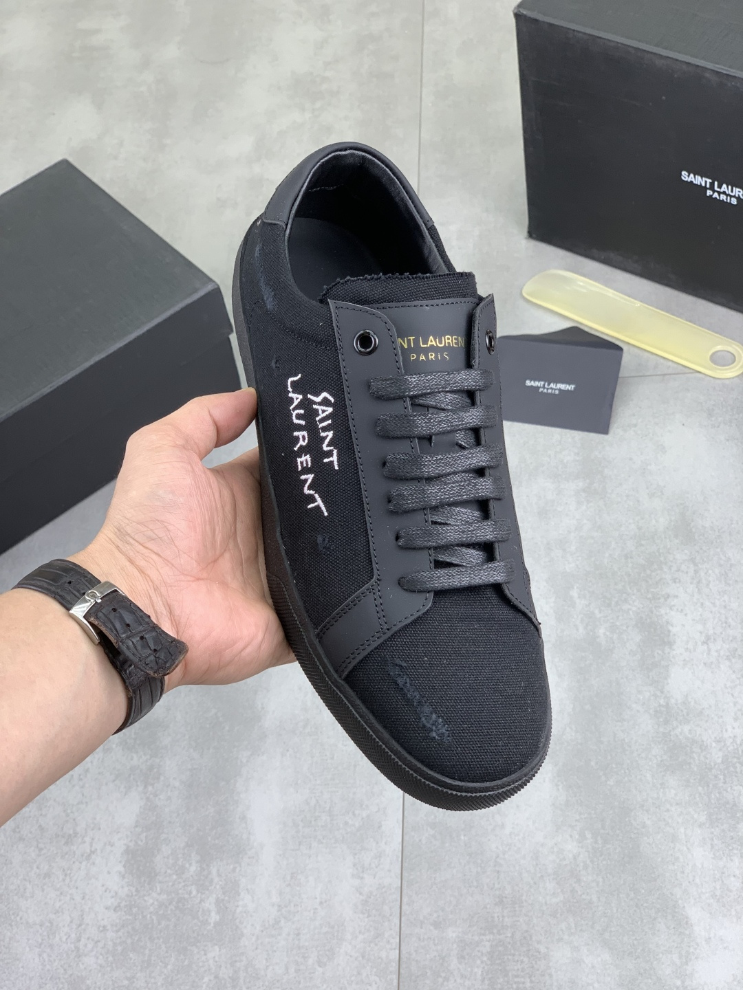 NO:956714,Real price Saint Laurent classic casual shoes for all seasons, the latest model, YSL, classic and high-quality glamorous masterpieces. The hottest spring and summer series. It has temperament, fashion, classic and attractive design style, and the effect on the feet is particularly beautiful. The material is imported from Italy. Denim, cowhide lining for the feet; cowhide code number 38-45,, saint laurent, saint laurent, saint laurent, cowhide19860909实价 Saint Laurent 圣罗兰 经典休闲鞋四季同步最新款、YSL、经典上乘美艳力作 最火春夏系列 兼备气质 时尚 经典耐看的设计风格 上脚效果特别美 材料采用意大利进口牛仔布,牛皮内里 垫脚；牛皮 码数38-45,,saint laurent,saint laurent,saint laurent,cowhide,Men's shoes