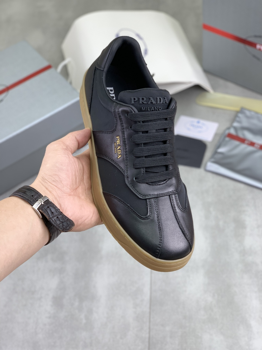 NO:956744,[Real price] The latest popular model is on the official website, the trendy brand (Prada) mainly promotes the popular model, avant-garde and versatile fashionable men's shoes, private version mold opening, cowhide surface splicing 11.. Stylish and simple, original imported cowhide lining and cowhide feet; the atmosphere and personality are more fashionable, eye-catching and pursuing class. It will subvert the old ideas and be a must-have for fashionistas who want to spend time with you! Must keep it for yourself!  Tall and comfortable TPU foam outsole, high-end quality workmanship. Size 38-45, 5 colors available.,, prada, prada, cowhide19860909【实价】最新款 官网爆款上市, 潮牌（普拉达Prada）主推爆款,前卫百搭时尚男鞋私版开模,牛皮面拼接11..时尚干脆、原版进口牛皮内里牛皮垫脚；大气个性更潮更抢眼更追求档次,它将颠覆旧念,与您共度时尚潮人必备! 必自留 ! 高大上的舒适TPU发泡大底,高端品质做工.码数38-45 5色可选.,,prada,prada,cowhide,Men's shoes