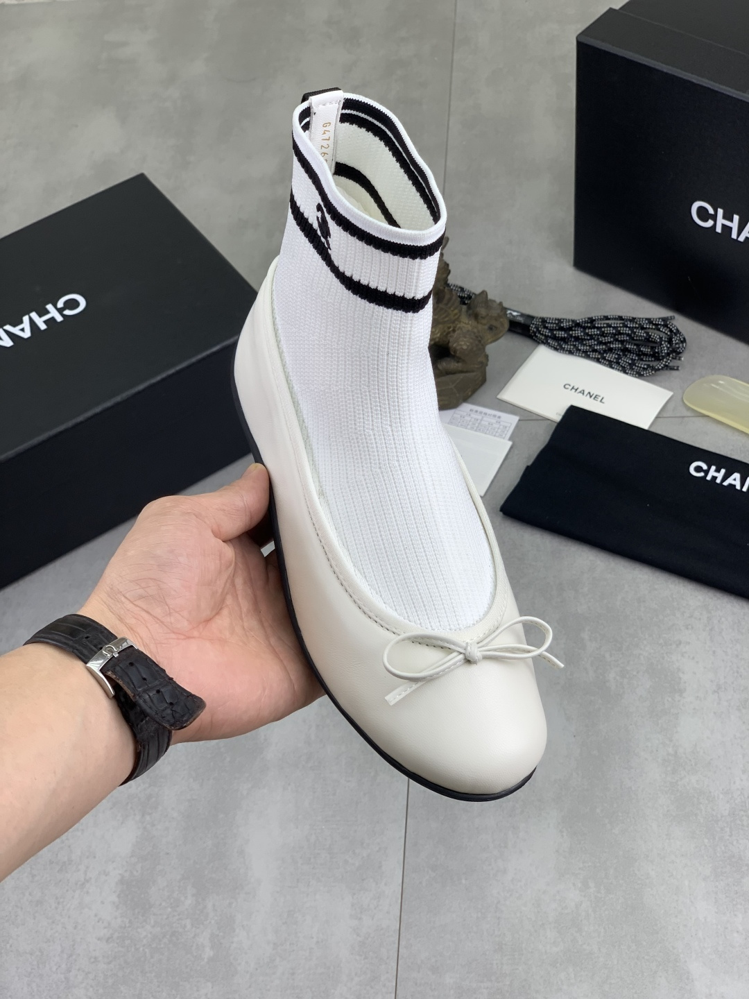 NO:956735,Actual price Chanel fly-knit shoes, high-end and versatile shoes are here!  This pair is really amazing!  The classic design and versatile upper, paired with a fashionable sports outsole, will make you fall in love at first glance!  The color scheme is high-end and eye-catching. It instantly enhances your overall temperament when put on your feet~ The full genuine leather fabric is soft and breathable. The sheepskin lining is skin-friendly and does not scratch your feet. The T-sole is light and wear-resistant, making it easy to handle whether you are going out for leisure or doing outdoor sports!  They look good no matter how you wear them, and they look high-end no matter how you match them~ A pair of shoes can suit all styles, I really can’t put them down!  Come wear it with her and go out to hit the streets. Size 35-42, chanel, chanel, sheepskin19860909实价 Chanel 香奈儿飞织鞋款 高级感拉满的百搭神鞋来啦！这双真的太绝了！经典设计多艺鞋面,搭配时尚运动大底,一眼心动！配色高级又吸睛,上脚立马提升整体气质～ 全真皮面料柔软透气 羊皮内里亲肤不磨脚 T鞋底轻便耐磨 不管是休闲出街、户外运动,都能轻松驾驭！怎么穿都好看,怎么搭都高级～ 一双鞋搞定所有风格,真的爱不释脚！快和TA一起穿上出门炸街吧 码数35-42,,chanel,chanel,sheepskin,Men's shoes