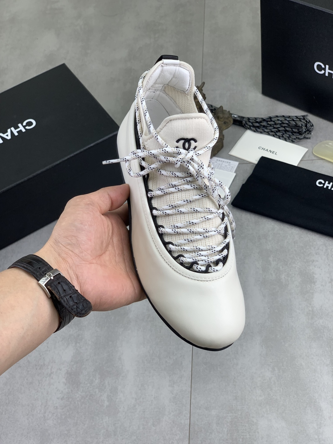NO:956725,Real-price Chanel casual shoes and sports shoes. These versatile and high-end shoes are here!  This pair is really amazing!  The classic design and versatile upper, paired with a fashionable sports outsole, will make you fall in love at first glance!  The color scheme is high-end and eye-catching. It instantly enhances your overall temperament when put on your feet~ The full genuine leather fabric is soft and breathable. The sheepskin lining is skin-friendly and does not scratch your feet. The T-sole is light and wear-resistant, making it easy to handle whether you are going out for leisure or doing outdoor sports!  They look good no matter how you wear them, and they look high-end no matter how you match them~ A pair of shoes can suit all styles, I really can’t put them down!  Come wear it with her and go out to hit the streets. Size 35-42, chanel, chanel, sneakers, sheepskin19860909实价 Chanel 香奈儿休闲鞋运动鞋款 高级感拉满的百搭神鞋来啦！这双真的太绝了！经典设计多艺鞋面,搭配时尚运动大底,一眼心动！配色高级又吸睛,上脚立马提升整体气质～ 全真皮面料柔软透气 羊皮内里亲肤不磨脚 T鞋底轻便耐磨 不管是休闲出街、户外运动,都能轻松驾驭！怎么穿都好看,怎么搭都高级～ 一双鞋搞定所有风格,真的爱不释脚！快和TA一起穿上出门炸街吧 码数35-42,,chanel,chanel,sneakers,sheepskin,Men's shoes