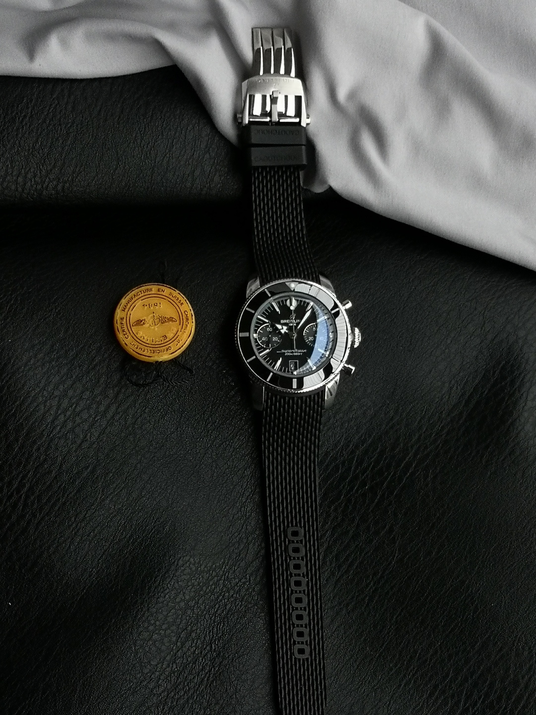 NO:858869,OXF Superocean Heritage B01 Chronograph 42 AB0156161C1S1 Built for traveling between the waves and the seaside. The Superocean Heritage series (Suerocean Heritage) is no ordinary marine watch - it has been extraordinary from the beginning. When Breitling launched the Superocean series in 1957, it chose a completely different route from other diving watches at the time. Model Ref. 1004 (simple three-hand watch) and model Ref.  807 (the world's first chronograph designed specifically for diving) is not only born for exploring the underwater world, but also pursues style and charm. The spear-shaped and arrow-shaped hands, ceramic rotating bezel and natural and smooth proportions make it fashionable for those who love the sea and seaside scenery.  The love of explorers. To this day, this concept is still the core of the Super Ocean Culture series. It inherits the essence of the 1950s, but is born for the contemporary era. The latest Super Ocean Culture watch not only inherits the unique style of the original, but also evolves it into  One step further sublimation. This chronograph is equipped with the industry-leading Breitling self-made 01 movement. The spear-shaped and arrow-shaped hands, anodized rotating bezel and natural and smooth proportions make it a favorite of fashionable explorers who love the sea and seaside scenery. The same color small  The dial, the discreet date display window at 6 o'clock, and the iconic hands that follow the original design (including arrow-shaped hour hand and lance-shaped minute hand) jointly ensure the watch's legibility and balance, whether on or off the water.,,breitling19860909OXF 超级海洋文化B01计时码表42 AB0156161C1S1 为穿梭于海浪与海滨之间打造.超级海洋文化系列（Suerocean Heritage）绝非寻常的海洋腕表—它从诞生之初就不同凡响.百年灵于1957年推出超级海洋系列时,便选择了与当时其他潜水腕表截然不同的路线.型号Ref. 1004（简约的三针表款）与型号Ref. 807（全球首款专为潜水设计的计时码表）不仅为探索水下世界而生,也追求型格魅力.矛形和箭形的指针、陶瓷旋转表圈及自然流畅的比例,使其成为热爱大海与海滨风光的时尚探险家的挚爱.时至今日,这一理念仍是超级海洋文化系列的核心.它传承了20世纪50年代的精髓,却为当代而生.最新款超级海洋文化腕表不仅承袭了原作的独特风格,更将其进一步升华.这款计时码表搭载业界领先的百年灵自制01机芯.矛形和箭形的指针、阳极氧化旋转表圈及自然流畅的比例,使其成为热爱大海与海滨风光的时尚探险家的挚爱.同色系小表盘、6点钟位置设计低调的日期显示窗,以及沿袭原款设计的标志性指针（包括箭形时针和矛形分针）,共同确保了腕表的易读性和平衡性,无论水上水下.,,breitling,Watch