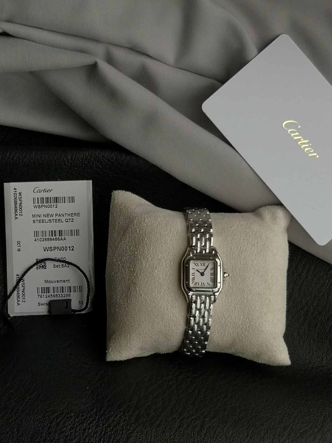 NO:725993,8848F anthère de Cartier Cartier cheetah watch is gorgeous and unruly, which is the aesthetic style conveyed by the anthère de Cartier cheetah. It has smooth lines, charming and soft fit on the wrist, as if dancing on the skin. The unique shape highlights the mature, elegant, confident and attractive female image. The case is formed in one piece, with genuine Swiss quartz movement, 316L stainless steel case, and inlaid with diamonds.  The head is inlaid with a synthetic blue spinel, silver-plated dial, sword-shaped blue steel hands, three-level waterproof, medium size 27 x 37 mm, small size 22*30 mm, mini size 25*18 mm. Each watch has an independent body number, cartier, cartier198609098848F anthère de Cartier 卡地亚猎豹手表,华丽而不羁,是anthère de Cartier猎豹所传达的美学风格.它线条流畅,魅惑动人,柔软服帖于腕间,宛若在肌肤上翩翩起舞.独特的造型彰显成熟优雅、自信动人的女性形象. 表壳一体成型,搭配正品使用原装瑞士石英机芯,316L精钢壳套,镶嵌钻石 把头镶嵌一颗合成蓝色尖晶石,镀银表盘,剑形蓝钢指针,三度防水,尺寸中号27 x 37毫米,小号22*30毫米,迷你号25*18毫米三个尺寸.每块表都有独立的机身编号,,cartier,cartier,Watch