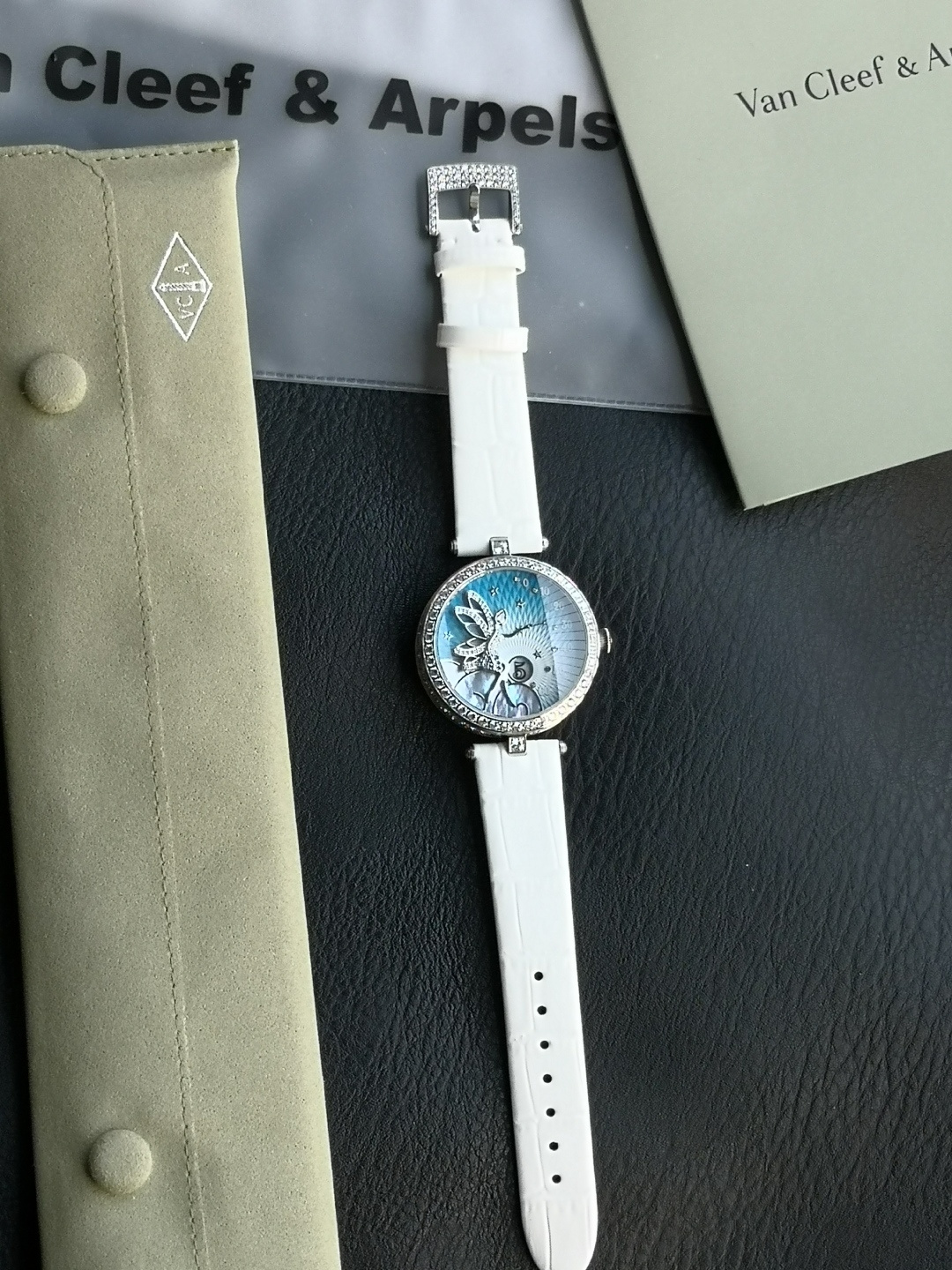 NO:726686,Produced by Sophie ~ Van Cleef & Arpels ~ Angel Side Diamond ~ Under the night sky, the numbers in the mother-of-pearl display window (6 o'clock) represent the hours. The numbers 0 to 60 on the right side of the dial represent the minutes, which are indicated by the fairy's magic wand. Thanks to the retrograde movement, the magic wand gradually slides from the number 0 to the number 60, and then automatically  Jump back to the number 0 and start a new round of timekeeping. The watch is equipped with a Swiss quartz custom-made movement, equipped with jumping hours and retrograde minute modules exclusively developed for Van Cleef & Arpels. Its exquisite design and innovative expression made this watch win the 'Best Complex Function Ladies' Watch' award at the GHG Geneva Haute Horlogerie Awards.,,van  Cleef19860909苏菲出品～梵克雅宝～天使侧面钻～夜空下,珍珠母贝显示窗里的数字（6点位）,代表小时.表盘右侧的数字0至60,代表分钟,由仙子的魔法棒指示.得益于逆跳机芯,魔法棒从数字0逐渐滑动到数字60,之后便会瞬间自动跳回数字0,开始新一轮走时.腕表内部搭载瑞士石英定做机芯,配备为梵克雅宝独家研发的跳时和逆跳分钟模块,精美的设计和创新的表达,令这款腕表摘得GHG日内瓦高级钟表大赏“最佳复杂功能女士腕表”殊荣.,,van cleef,Watch