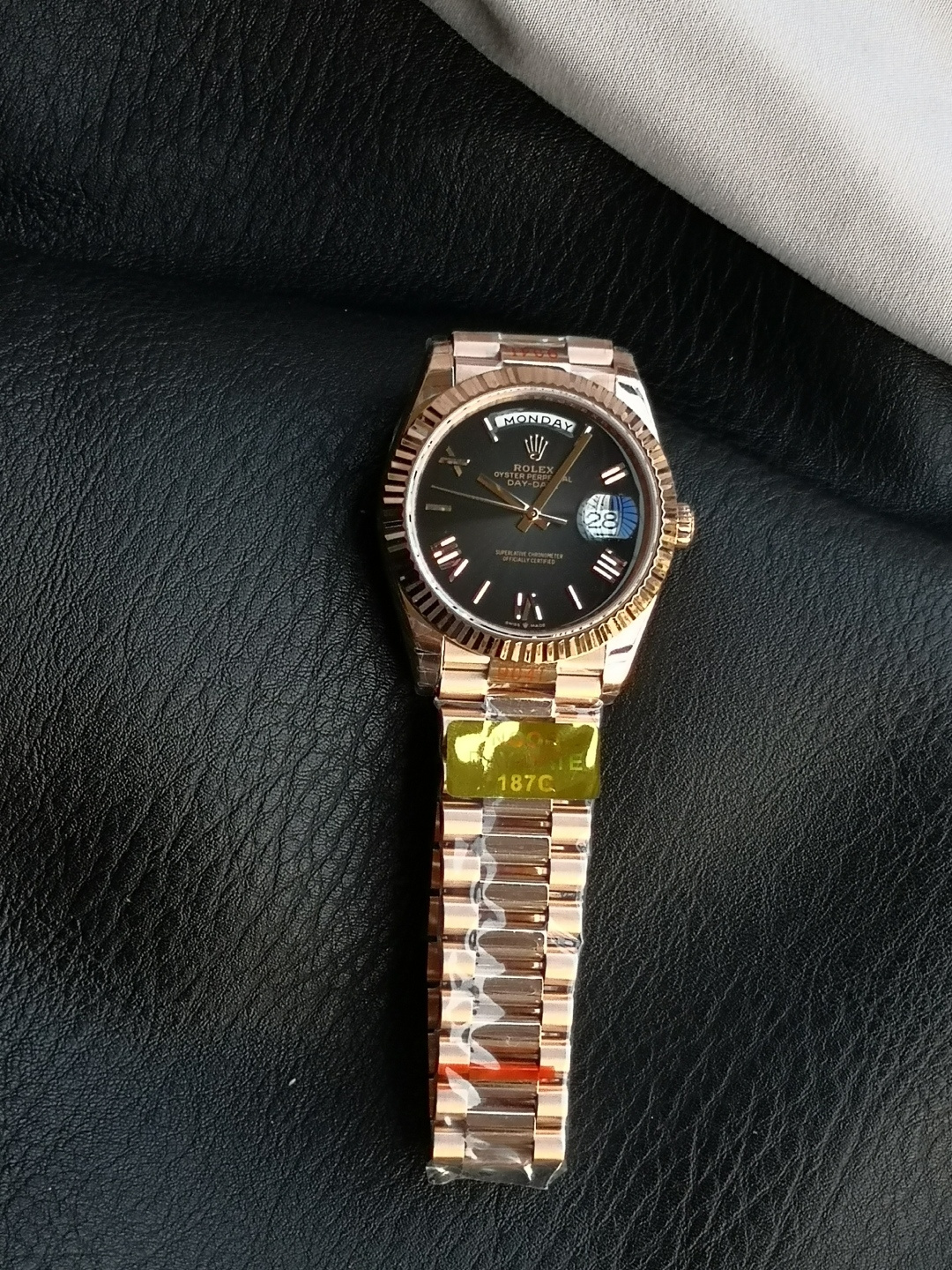 NO:882284,Noob classic returns!  187g heavy metal counterweight Day-DATE 40mm Asina2836 ①The case uses inlay technology to wrap the heavy metal in 904L to prevent it from oxidation and fading. ②The entire watch size is molded according to the original version, with a thickness of 12.2mm. The strap is thickened and lengthened to achieve the weight that is not available on the market. ③The day window on the dial has the same specifications as the original version. At the same time, the English of the week also follows the official font after 2017, highlighting the 3D feel.  ④The headband of the watch strap is spliced with loose beads using the same process as the original version, and can be used interchangeably. The welding position of the buckle is a bright welding handle, which has the same welding effect as 18k gold. ⑤The rectangular diamond on the dial is cut and customized according to the original specifications. It is not a standard diamond on the market. The diamond support is a hollow bottom surface. You can vaguely see the hollow place to reflect the diamond's facets more perfectly!  ,19860909Noob 经典回归！ 187克重金属配重 星期日历型DAY-DATE40mm Asina2836 ①表壳采用镶嵌工艺把加重金属包裹在904L里面,使其不受氧化褪色. ②整表尺寸按照原版起模,厚度12.2mm,非市面上为达重量把表带加厚加长 ③表盘星期窗口跟原版一致规格,同时星期的英文也按照官方最新2017年之后的字体,凸显3d感 ④表带头粒采用散珠拼接跟原版一致工艺,可以互换使用,表扣焊接位为亮面焊把,跟18k金焊接效果 ⑤表盘长方形钻石按原版规格切割定制,非市面统货钻石,钻石托为镂空底面,隐隐约约能看到镂空处把钻石的切面体现的更加完美！,,Watch