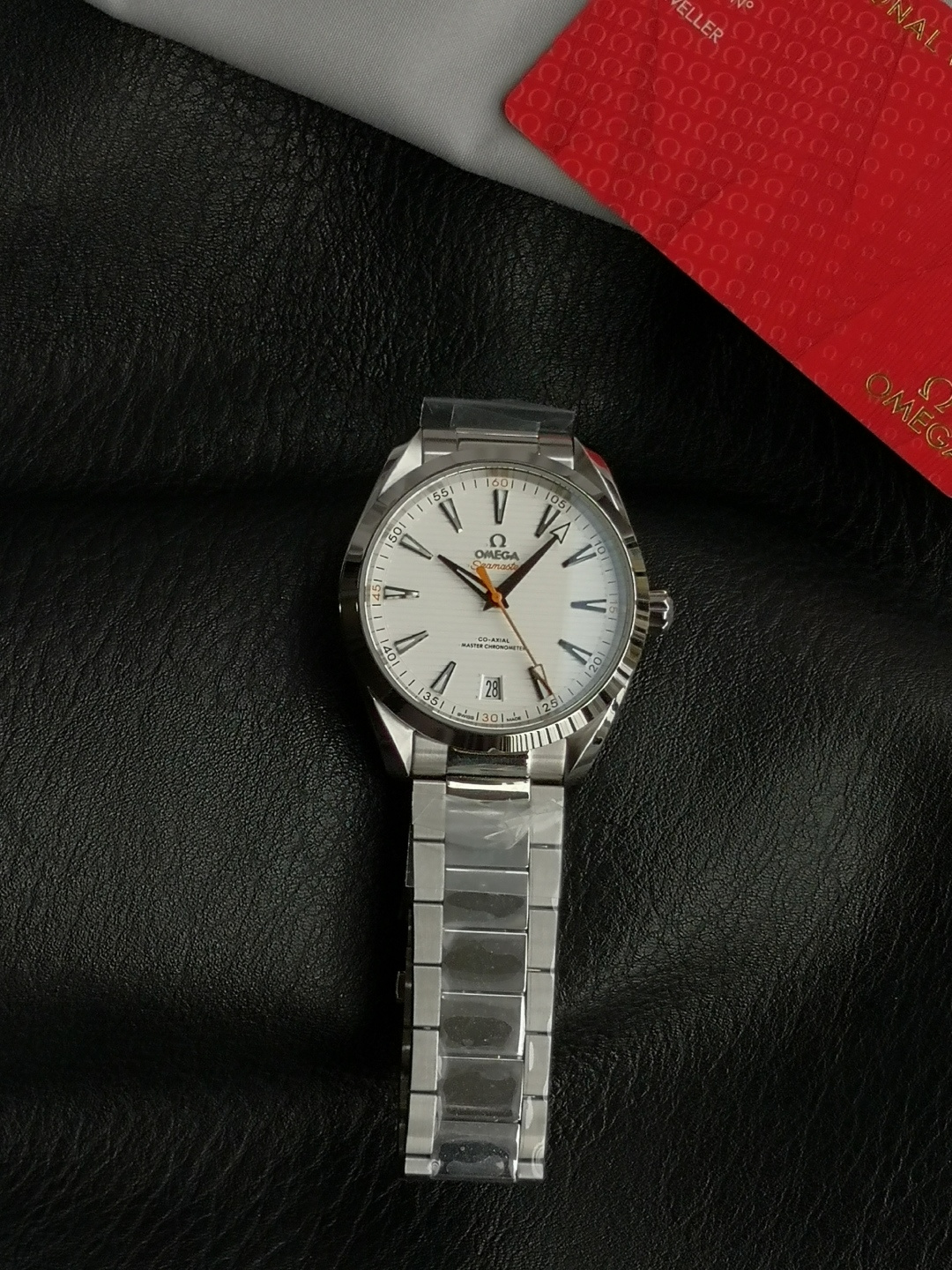 NO:947152,VS limited edition recommends the Omega Seamaster series. 10.41.21.02.001 watch, stainless steel case bracelet, 'texture makes the silver dial stand out, and the design is inspired by the teak deck on a luxury yacht. There is also a calendar window at 6 o'clock, and the hands and hour markers are blackened  Chemical treatment, covered with white Super-LumiNova luminous coating. The central second hand is coated with orange, and the word 'Seamaster' and the four quarter-hour numbers on the minute circle are also presented in orange. It is equipped with 8906 automatic mechanical movement, 41 mm, omega19860909VS限量推荐欧米茄海马系列.10.41.21.02.001腕表,精钢表壳表链,”纹理令银色表盘尽显与众不同,设计灵感源自豪华游艇上的柚木甲板.6点钟位置亦设有日历窗口,指针和小时刻度经过黑化处理,覆以白色Super-LumiNova夜光涂层.中央秒针涂覆橙色,分钟圈上“Seamaster”字样和四个刻钟数字也均由橙色呈现.,搭载8906型自动机械机芯,41毫米,,omega,Watch