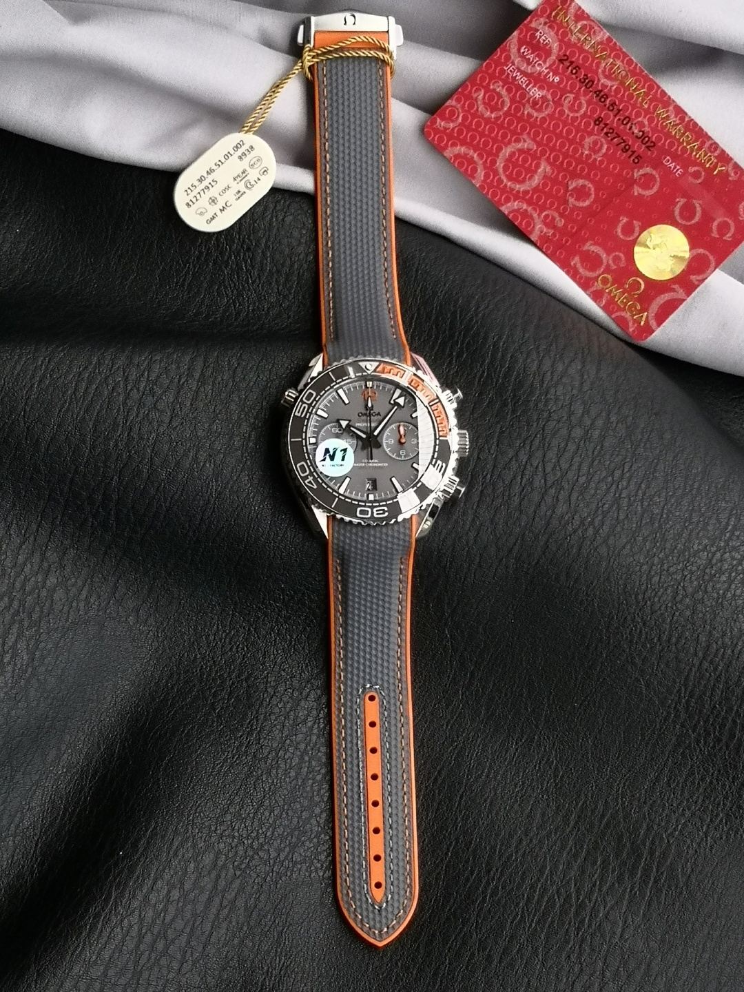 NO:924319,N1Factory's new masterpiece, the Seamaster Series Mi Zhizhen Observatory Chronograph, is the only one in the market that has a fine-tuning strap system that is consistent with the original version!  Made with the original imported ceramic inlaid with platinum fired enamel and oil-filled process, the orange ring is fuller, flatter and more realistic, and the silver-gray font will never fade!  The dial has a high degree of restoration, and the literal color is made using the most advanced computer fine-tuning color matching currently available on the market!  Equipped with a customized version of Cal. fully automatic chronograph movement, double T shock-resistant Omega's unique black balance wheel technology, synchronized with the original ultra-long 72-hour standby, and all timing functions are synchronized with the original!  The entire watch is cast from selected clarity 316L steel, finely polished, and crafted with craftsmanship. It is a perfect replica for all watch friends: a classic tempered by time!  ,,omega19860909N1Factory全新力作海马系列米至臻天文台计时腕表 市场独家做到与原版一致的微调表带系统！采用原版进口陶瓷镶铂金烧制琅彩填油工艺制作,橙色圈口更饱满更平更逼真,银灰色字体永不掉色！表盘还原度高,字面颜色采用目前市面最先进的电脑微调配色而成！搭载定制版Cal.全自动计时机芯,双T抗震欧米茄独特黑摆轮工艺,同步原装超长72小时待机,所有计时功能同步原版！整表采用精选净度316L钢材铸造,精打细磨、匠心打造、为各大表友独献完美复刻:时间的淬炼的经典！,,omega,Watch