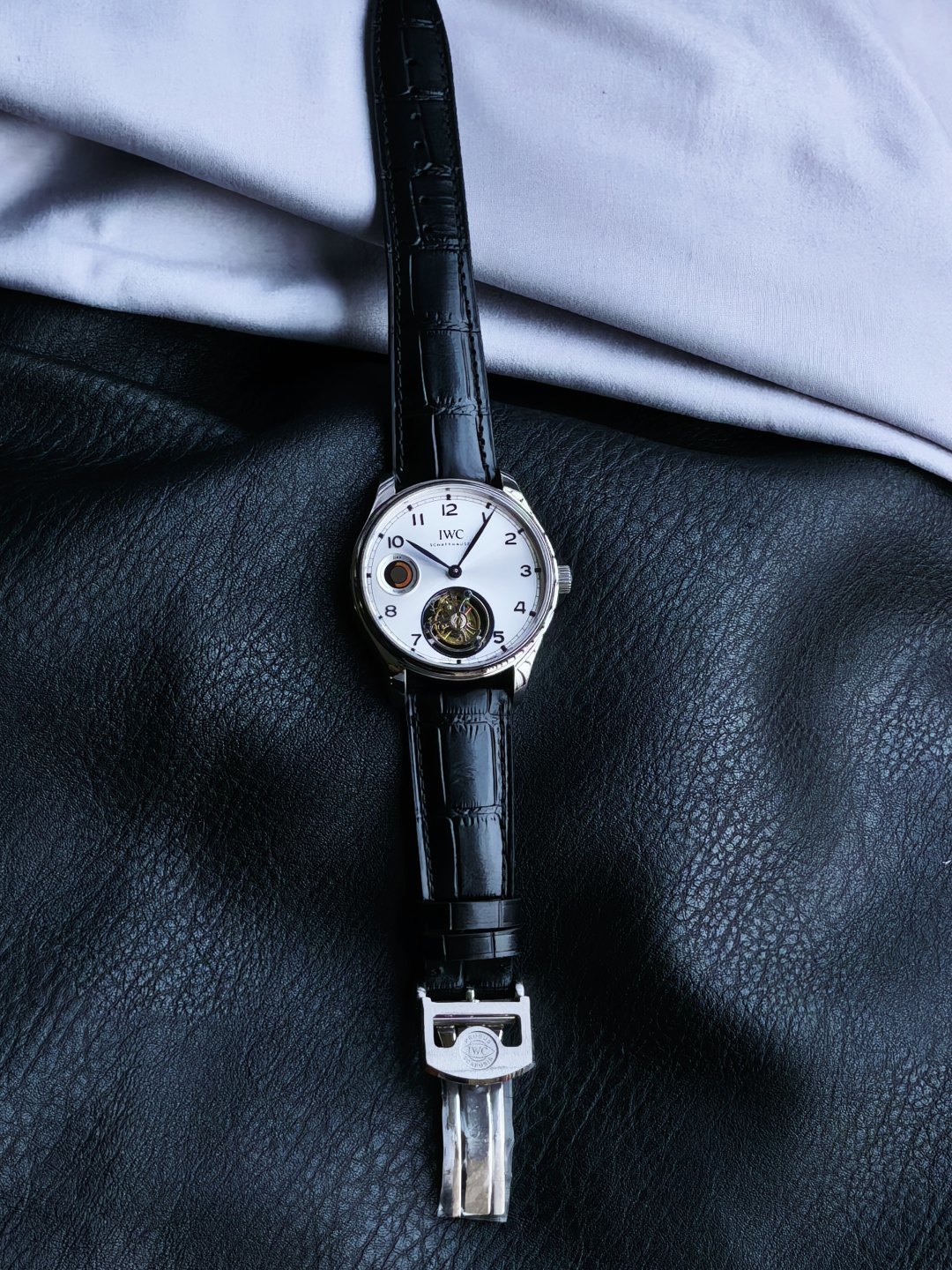 NO:859163,TUR Factory New Tourbillon Launched, Size 42mm At IWC, only the most experienced watchmakers are given the important task of creating the tourbillon watch, and are fully responsible until the last process. As early as the 1970s, the IWC Watchmaking School began to continuously encourage young watchmakers to improve their mechanical watchmaking training and accept new technical challenges, so that multiple complex functions including tourbillons can continue to develop. This is also  IWC's passion for watchmaking, unremitting progress and pursuit of perfect craftsmanship are reflected. IWC is one of the few high-end watchmaking brands that has always persisted in and advanced the research and development of tourbillon devices. It has successively launched watches with innovative structures such as flying tourbillons and constant-force tourbillons.  Watch. As engineers in the field of advanced watchmaking, IWC watchmakers use engineering spirit to design and improve watchmaking skills, and always start from the perspective of actual needs, making complex function watches more suitable for daily wear on top of their technical and aesthetic attributes.  Skeleton suspended tourbillon at 6 o'clock rotates in degrees, and can store power for up to 48 hours. It uses sapphire glass, first-layer cowhide, and a folding buckle that is consistent with the original version. It is not an ordinary pin buckle in the market. The appearance of TUR's exclusive polished movement is consistent with the original version. It is not fake at first glance. Best luxury gift recommendation, iwc, cowhide19860909TUR Factory 万国陀飞轮新款推出 尺寸42mm 在IWC万国表,只有经验最为丰富的制表大师才被赋予打造陀飞轮腕表这一珍品的重任,并全权负责,直至最后一个工序.早在上世纪七十年代, IWC万国表制表学校便开始不断鼓励年轻的制表师精进机械制表的培训,接受技术上的新挑战,使陀飞轮在内的多个复杂功能得以延续发展,这也是 IWC万国表对制表的热情、不懈进取以及对完美工艺追求的体现.IWC万国表是为数不多始终在坚持且精进研发陀飞轮装置的高级制表品牌,已经陆续推出飞行陀飞轮、恒定动力陀飞轮等创新结构的腕表.作为高级制表领域的工程师,IWC万国表的制表师们以工程精神去设计和精进制表技艺,并且始终从实际需求的角度出发,让复杂功能腕表在拥有技术和审美属性之上,成为更适合日常佩戴的时计杰作 6点位镂空悬浮陀飞轮 度旋转,储能动力长达48小时 采用蓝宝石玻璃 头层牛皮 以及原版一致的折叠扣非市场普通针扣,TUR专属打磨机芯外观与原版一致,非市场一眼假,送礼最佳奢华推荐,,iwc,cowhide,Watch