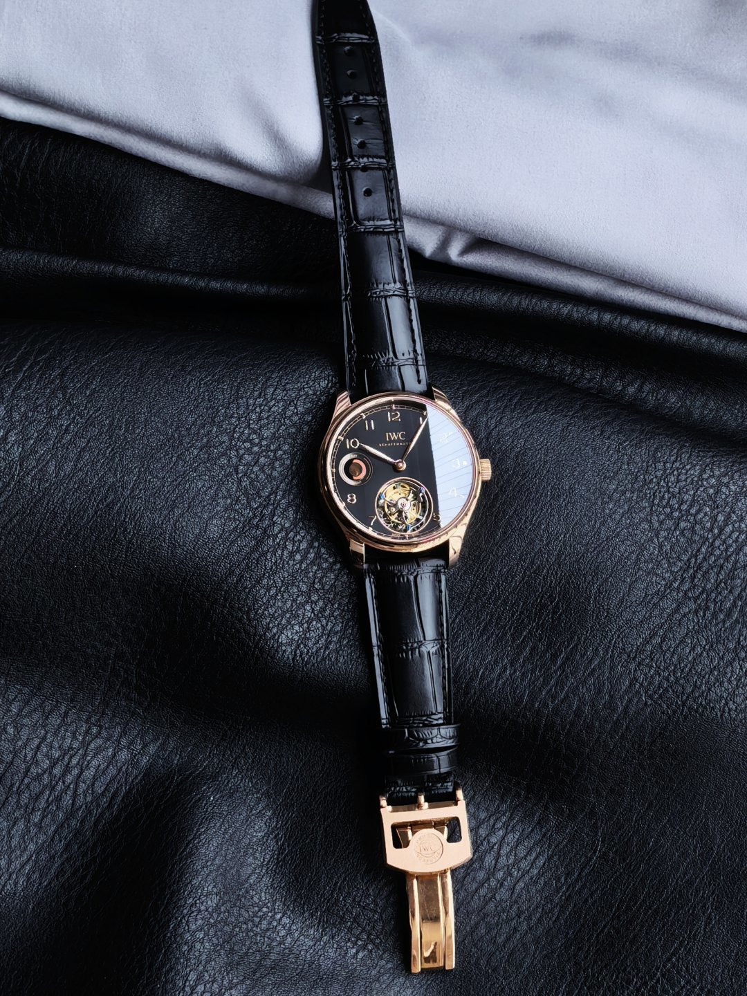 NO:859262,TUR Factory New Tourbillon Launched, Size 42mm At IWC, only the most experienced watchmakers are given the important task of creating the tourbillon watch, and are fully responsible until the last process. As early as the 1970s, the IWC Watchmaking School began to continuously encourage young watchmakers to improve their mechanical watchmaking training and accept new technical challenges, so that multiple complex functions including tourbillons can continue to develop. This is also  IWC's passion for watchmaking, unremitting progress and pursuit of perfect craftsmanship are reflected. IWC is one of the few high-end watchmaking brands that has always persisted in and advanced the research and development of tourbillon devices. It has successively launched watches with innovative structures such as flying tourbillons and constant-force tourbillons.  Watch. As engineers in the field of advanced watchmaking, IWC watchmakers use engineering spirit to design and improve watchmaking skills, and always start from the perspective of actual needs, making complex function watches more suitable for daily wear on top of their technical and aesthetic attributes.  Skeleton suspended tourbillon at 6 o'clock rotates in degrees, and can store power for up to 48 hours. It uses sapphire glass, first-layer cowhide, and a folding buckle that is consistent with the original version. It is not an ordinary pin buckle in the market. The appearance of TUR's exclusive polished movement is consistent with the original version. It is not fake at first glance. Best luxury gift recommendation, iwc, cowhide19860909TUR Factory 万国陀飞轮新款推出 尺寸42mm 在IWC万国表,只有经验最为丰富的制表大师才被赋予打造陀飞轮腕表这一珍品的重任,并全权负责,直至最后一个工序.早在上世纪七十年代, IWC万国表制表学校便开始不断鼓励年轻的制表师精进机械制表的培训,接受技术上的新挑战,使陀飞轮在内的多个复杂功能得以延续发展,这也是 IWC万国表对制表的热情、不懈进取以及对完美工艺追求的体现.IWC万国表是为数不多始终在坚持且精进研发陀飞轮装置的高级制表品牌,已经陆续推出飞行陀飞轮、恒定动力陀飞轮等创新结构的腕表.作为高级制表领域的工程师,IWC万国表的制表师们以工程精神去设计和精进制表技艺,并且始终从实际需求的角度出发,让复杂功能腕表在拥有技术和审美属性之上,成为更适合日常佩戴的时计杰作 6点位镂空悬浮陀飞轮 度旋转,储能动力长达48小时 采用蓝宝石玻璃 头层牛皮 以及原版一致的折叠扣非市场普通针扣,TUR专属打磨机芯外观与原版一致,非市场一眼假,送礼最佳奢华推荐,,iwc,cowhide,Watch