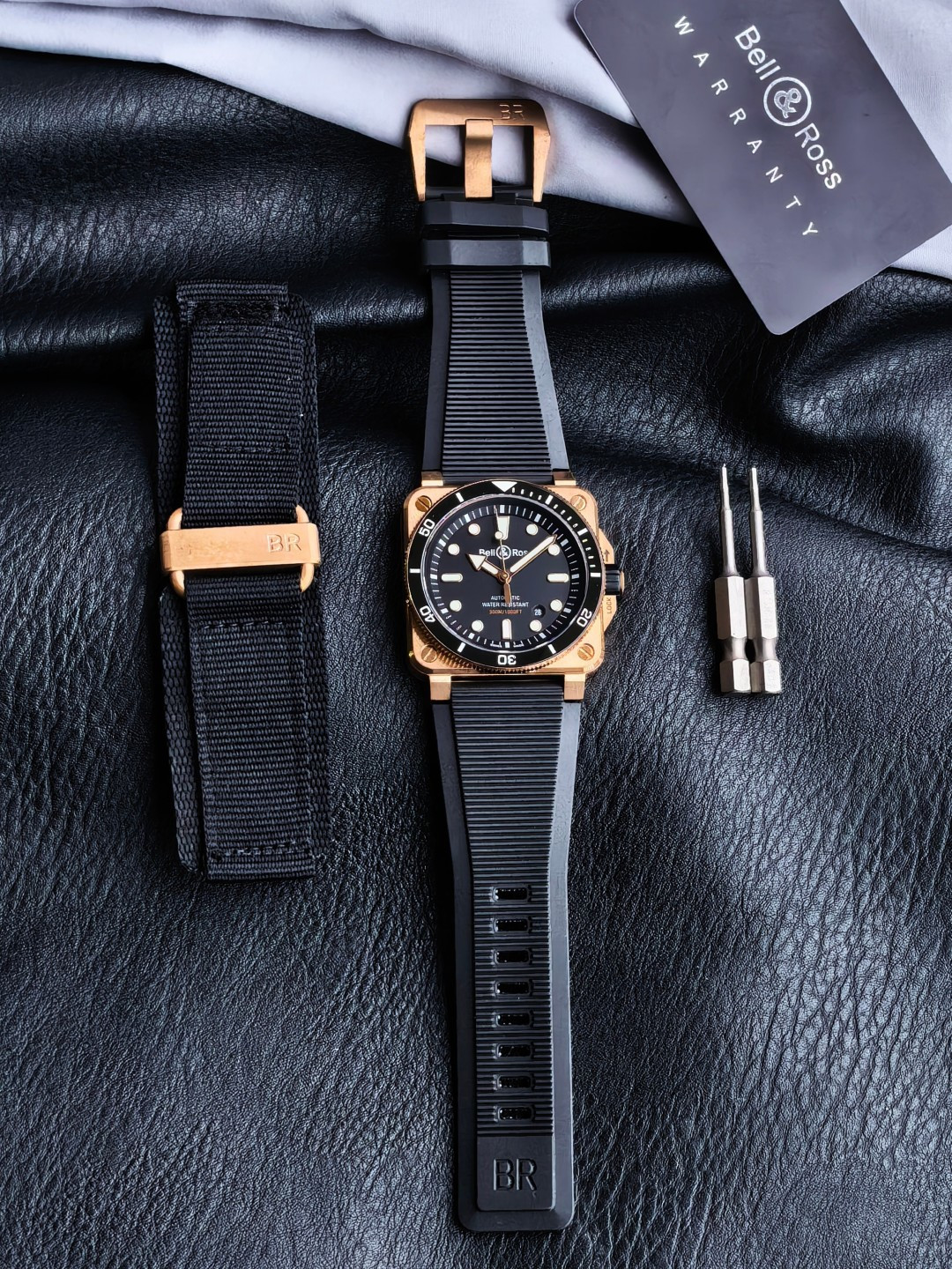 NO:820662,Limited Edition Recommended Bell & Ross/  INSTRUMENTS series BR0392-D-BL-BR/SCA watch, frosted and polished CuSn8 bronze with natural rubber strap, frosted and polished CuSn8 bronze, one-way rotating ceramic bezel with 15-minute scale, gold-plated inlay hour markers, inlaid with Super-LumiNova luminous material. Gold-plated hollow hands with Super-LumiNova luminous material. Equipped with imported 2824 automatic mechanical movement, size 42mm mechanical watch,,,gold  plating19860909限量 推荐 柏莱士/ INSTRUMENTS系列BR0392-D-BL-BR/SCA腕表,磨砂抛光CuSn8青铜搭配天然橡胶表带,磨砂抛光CuSn8青铜,带15分钟刻度的单向旋转陶瓷表圈,镀金镶贴时标,镶嵌Super-LumiNova夜光材料.Super-LumiNova夜光材料的镀金镂空式指针.搭载进口2824自动机械机芯,尺寸42mm机械腕表,,,gold plating,Watch