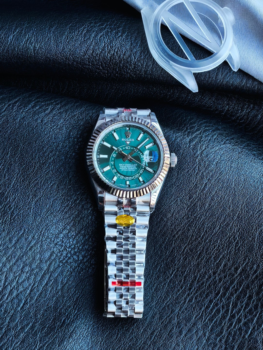 NO:882290,NOOB's new color scheme. Sky-Dweller's original size replica. All lugs are stamped. Parameters are equipped with J modified 9001 movement. Vibration frequency is 21800 per hour. Size 42mm*14.3mm. Super luminous ice blue luminous material. 904L plated with 2min 18K gold. Functions: moon phase, date, rotating annual calendar, dual time zone.19860909NOOB新配色 纵航者型Sky-Dweller原装尺寸复刻抄写 表耳钢印俱全 参数搭载J改9001机芯 振频21800每小时 尺寸42mm*14.3mm 夜光超强冰蓝夜光 材质904L镀2min18K金 功能月相,日期,转圈年历,双时区,,Watch