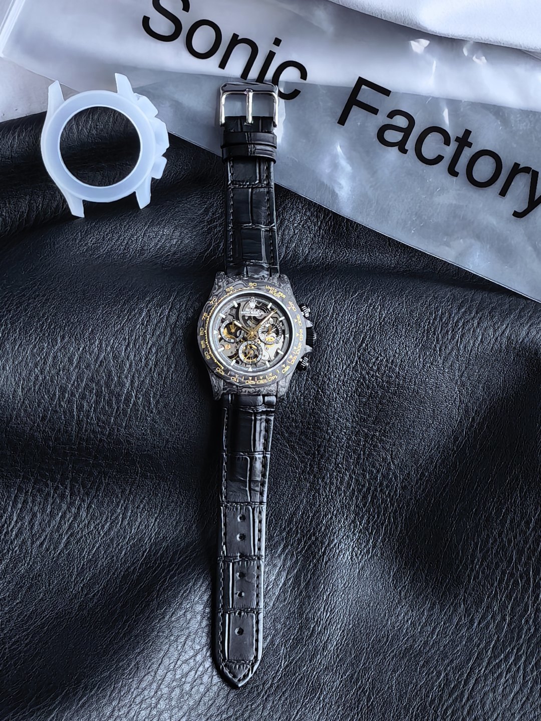 NO:882298,Sonic's new product [Rose][Rose][Rose] is the first Rolex Daytona watch with a carbon fiber shell and a hollow dial. 1: The movement is made of Dandong original machine, and is re-engraved with heavy gold from Swiss Rolex customizer Artisans de  Each component of the Genève team's Seiko movement is disassembled and assembled one by one with very high precision. The core is hollowed out and hand-cut, allowing the core, main plate, bridge and even the mainspring barrel to be fully unfolded. Most parts have been coated, beveled and polished with exquisite craftsmanship. The entire Seiko is displayed and is pleasing to the eye!  2: Use a carbon fiber watch case, which is made of forged carbon material and is made of one piece, hard and wear-resistant!  3: Imported braided belts, imported belts and carbon fiber buckles. The Soinc transformation team has built it with sincerity and upgraded the Suikong movement with the best craftsmanship to make it more refined and beautiful. We still continue to carry all the power, create miracles, and have the willpower to move forward courageously in the future!  ,,rolex19860909Sonic新品[玫瑰][玫瑰][玫瑰]首款采用碳纤维壳加镂空表盘劳力士迪通拿腕表. 1:机芯采用丹东原机, 花重金复刻来自瑞士劳力士定制商Artisans de Genève团队的缕空机芯,每个拆件都以非常高的精度逐一拆装,进行缕空和手工制作切角,让缕空、主板,桥梁甚至主发条盒完全展开,大多数部件经过涂层、斜切以及抛光等精湛工艺,全缕空展现出来、赏心悦目！ 2:采用碳纤维表壳,为锻造碳材料一体加工成型、坚硬耐磨！ 3:进口编织带和进口皮带及碳纤维表扣. Soinc改造团队用真诚打造、把缕空机芯用最好工艺进行升级,让其缕空机芯更加精润、漂亮,我们还是继续承载了所有力量、创造奇迹、在未来道路无坚不推,勇往直前的意志力！,,rolex,Watch