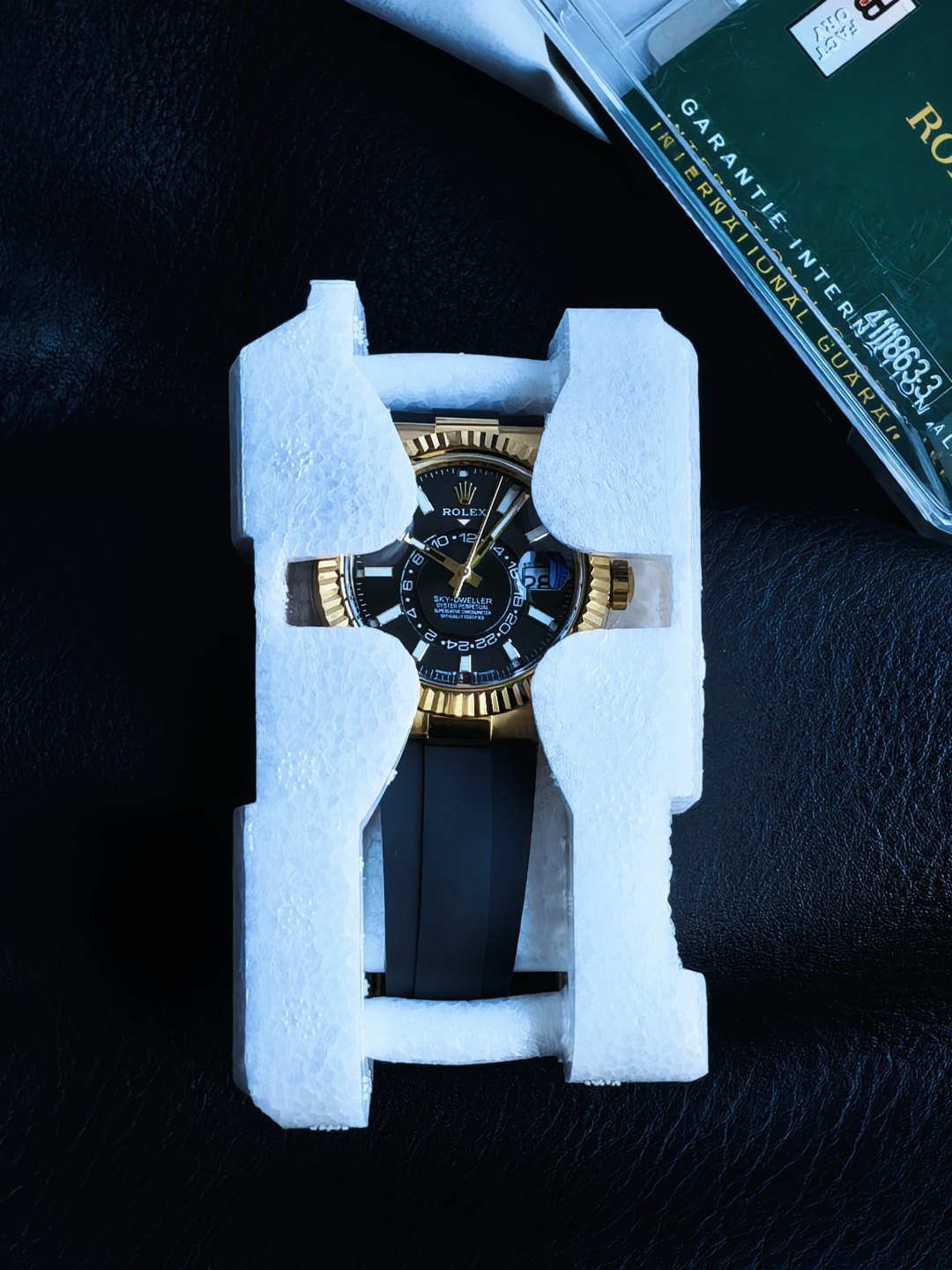 NO:859151,B.FACTORY Factory B's new products Skywalker 'Pivotal' new series ROLEX Rolex Sky-Dweller ROLEX 'the most powerful and complex Rolex in history', the [thinnest] counterweight model on the market 1. Use 904L fine steel cladding with internal counterweight, refuse to use thickened and weighted bottom cover, outer steel and inner tungsten case!  Factory B promises that the skin will not peel off, the color will not fade, and it can be gold-wrapped!  The moon tooth ring rotates smoothly, and the newly upgraded aviation material is both heavy and gold-plated, and has a lining without losing face. The weight is 187g, which is infinitely close to the original. The diameter of the watch matches the original gold size of 42MM, and the thickness is 13.8MM!  The bottom of the case is embossed with four original precious metal stamps!  2. Equipped with the latest version of fully automatic mechanical 9002 movement, with powerful functions such as date display, month display, annual calendar display, GMT dual time zone display, and the swing amplitude of 28800 is consistent with the original product!  3. Develop high-precision dials, hands, and high-transparent sapphire glass mirrors regardless of cost!  The bezel adopts a triangular pit pattern dog tooth ring, and the month function can be adjusted by rotating the outer ring!  The dial and hands are made of luminous filling powder imported from Switzerland, matching the ice sapphire blue luminous color, which is long-lasting and bright!  Paired with a rubber strap containing memory steel, an integrated buckle made of 904L stainless steel, internal synchronization with the original, the strap size can be fine-tuned, rolex, gold19860909B.FACTORY B厂新品 天行者 '举足轻重'全新系列 ROLEX劳力士Sky-Dweller ROLEX'史上最强复杂劳力士',市场【最薄】配重款 1、采用904L精钢包壳内部配重,拒绝使用底盖加厚加重、外钢内钨材质表壳！B厂承诺不掉皮不掉色可包金！月份狗牙圈转动丝滑,全新升级航空材质既有重量又能包金,既有里子且不失面子,重量187g,无限接近原装.表径对版原装黄金尺寸42MM,厚度13.8MM！表壳底部均压印对版原装四个贵金属印记！ 2、搭载最新版全自动机械9002机芯,功能强大日期显示、月份显示、年历显示、GMT双时区显示,摆幅28800与正品一致！ 3、不计成本研发高精密表盘、指针、高透蓝宝石玻璃镜面！表圈采用三角坑纹狗牙圈,旋转外圈可调转月份功能！表盘、指针均采用瑞士进口夜光填充粉,对版冰宝蓝夜光颜色,持久光亮！搭配内含记忆钢片橡胶表带,904L精钢打造一体表扣,内部同步原装可微调表带尺寸,,rolex,gold,Watch