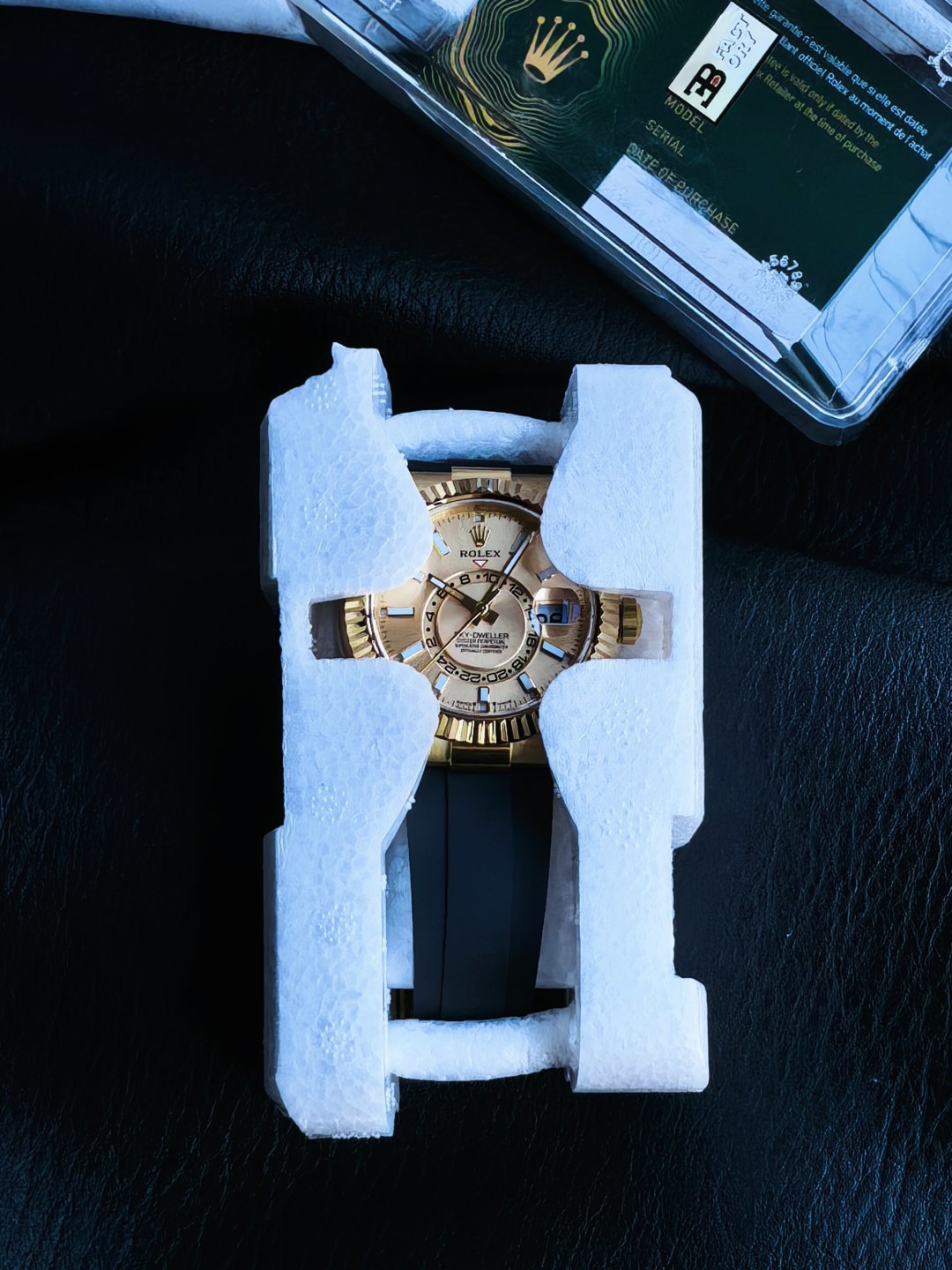 NO:859251,B.FACTORY Factory B's new products Skywalker 'Pivotal' new series ROLEX Rolex Sky-Dweller ROLEX 'the most powerful and complex Rolex in history', the [thinnest] counterweight model on the market 1. Use 904L fine steel cladding with internal counterweight, refuse to use thickened and weighted bottom cover, outer steel and inner tungsten case!  Factory B promises that the skin will not peel off, the color will not fade, and it can be gold-wrapped!  The moon tooth ring rotates smoothly, and the newly upgraded aviation material is both heavy and gold-plated, and has a lining without losing face. The weight is 187g, which is infinitely close to the original. The diameter of the watch matches the original gold size of 42MM, and the thickness is 13.8MM!  The bottom of the case is embossed with four original precious metal stamps!  2. Equipped with the latest version of fully automatic mechanical 9002 movement, with powerful functions such as date display, month display, annual calendar display, GMT dual time zone display, and the swing amplitude of 28800 is consistent with the original product!  3. Develop high-precision dials, hands, and high-transparent sapphire glass mirrors regardless of cost!  The bezel adopts a triangular pit pattern dog tooth ring, and the month function can be adjusted by rotating the outer ring!  The dial and hands are made of luminous filling powder imported from Switzerland, matching the ice sapphire blue luminous color, which is long-lasting and bright!  Paired with a rubber strap containing memory steel, an integrated buckle made of 904L stainless steel, internal synchronization with the original, the strap size can be fine-tuned, rolex, gold19860909B.FACTORY B厂新品 天行者 '举足轻重'全新系列 ROLEX劳力士Sky-Dweller ROLEX'史上最强复杂劳力士',市场【最薄】配重款 1、采用904L精钢包壳内部配重,拒绝使用底盖加厚加重、外钢内钨材质表壳！B厂承诺不掉皮不掉色可包金！月份狗牙圈转动丝滑,全新升级航空材质既有重量又能包金,既有里子且不失面子,重量187g,无限接近原装.表径对版原装黄金尺寸42MM,厚度13.8MM！表壳底部均压印对版原装四个贵金属印记！ 2、搭载最新版全自动机械9002机芯,功能强大日期显示、月份显示、年历显示、GMT双时区显示,摆幅28800与正品一致！ 3、不计成本研发高精密表盘、指针、高透蓝宝石玻璃镜面！表圈采用三角坑纹狗牙圈,旋转外圈可调转月份功能！表盘、指针均采用瑞士进口夜光填充粉,对版冰宝蓝夜光颜色,持久光亮！搭配内含记忆钢片橡胶表带,904L精钢打造一体表扣,内部同步原装可微调表带尺寸,,rolex,gold,Watch
