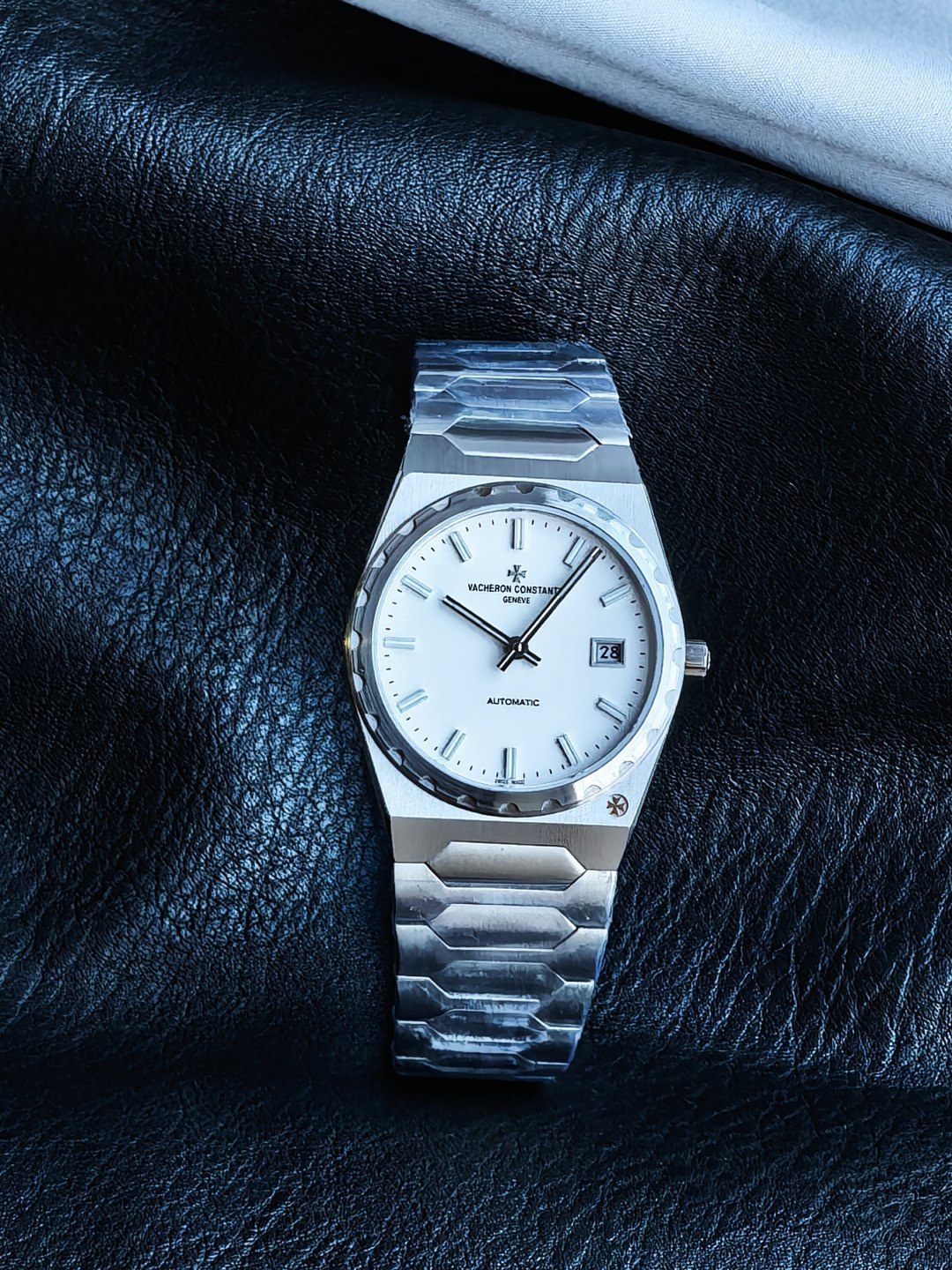 NO:859365,TW new product - [VC Vacheron Constantin Historical Masterpiece Series H/222] Watch [Model] H/222. The only ultra-thin model on the market  The thickness of the case is only 7.95MM. The strap is 2.75MM. The weight is 109 grams. [Case] size is 37mm. [Movement] Use imported CITIZEN automatic winding integrated movement, non-market domestic movement splint machine, which makes the travel time more stable and accurate. [Strap] uses an integrated hexagonal central link to make the entire watch more stable and accurate.  It is more angular, while still retaining the timeless and elegant beauty. [Dial] The cream gold dial is warm and matte, with its own retro filter, integrated with the gold case, visually harmonious and advanced. There is a date window at 3 o'clock, which is simple and practical; the gold bar-shaped hour markers and hands are neat and neat, both coated with lime green Super  Luminova luminous coating makes reading clear in the dark. The 'VACHERON CONSTANTIN' brand logo is engraved in the center of the dial. The font is elegant and exquisite. The white space design is minimalist and elegant without redundant decoration. It interprets the simple aesthetics of high-end watchmaking to the extreme. The price is affordable and the quality is high. The first choice for buying watches, vacheron, gold19860909TW新品——【VC江诗丹顿历史名作系列 H/222】腕表【型号】H/222.市场唯一超薄款 壳厚度仅为7.95MM.表带为2.75MM.重量109克.【表壳】尺寸37mm【机芯】以进口CITIZEN自动上链一体机芯,非市场国产机芯夹板机,走时更稳定精准.【表带】采用一体式六边型中央链节让整表更显棱角分明,同时又不失隽永优雅的美感.【表盘】奶油金色表盘温润哑光,自带复古滤镜,与黄金表壳浑然一体,视觉和谐高级.3点钟位置设日期视窗,简约实用；黄金棒形时标与指针工整利落,均涂覆青柠色Super Luminova夜光涂层,暗夜读时清晰无碍.表盘中央镌刻“VACHERON CONSTANTIN”品牌标识,字体典雅精致,留白设计极简大气,无冗余装饰,将高级制表的简约美学演绎到极致. 价格亲民 质量杠杠 购表首选,,vacheron,gold,Watch