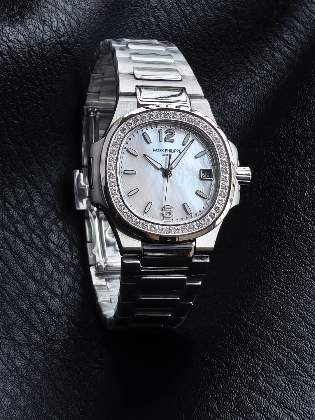 NO:882162,RRR factory and Swiss designers spent two years and spent a lot of money to create the ceiling PP Nautilus series!  The original mold is restored to the data, reaching 11 fine versions. Highlight 1: It beats most quartz women's watches on the market, and it is equipped with (Swiss original Cal.E 23-250SC movement), which is unique!  0 errors and 0 faults. Highlight 2: The word adopts Swiss strontium aluminate salt (non-radioactive) luminous coating technology, combined with optical coating to enhance light absorption efficiency, extend the afterglow time, restore the original posture, and make the wearer more beautiful at night. Highlight 3: The original size is 32mm in diameter and 6.9mm in thickness. This Nautilus women's model not only has an elegant and sporty style, but also adds a bit of softness, making women's watches more personalized and fashionable. It is also one of the most popular PP women's watches at the moment!  The case is made of 316 stainless steel and set with 46 brilliant diamonds. Highlight 4. The heavy gold customized PP original Patek Philippe latest trident butterfly buckle, the latest release of the restoration counter, this is the real ceiling, the quality can be seen, pay attention to the details of the RRR factory. It is not just an ordinary buckle in the market. The thickness of 6.9 is truly as thin as a cicada. The entire watch is vacuum intracranial platinum and rose gold in two colors, which brings extraordinary touch and visual enjoyment, showing a bright luster.  When precise rhythms blend into soft curves, the sun and stars shine brightly on your wrist. The series uses contemporary design vocabulary to interpret the eternal feminine charm. Look for the RRR factory to give you a quality that you can wear with confidence.,,patek philippe19860909RRR厂联合瑞士设计师耗时两年,重金打造天花板PP鹦鹉螺系列！原版起模还原数据,达到11精细对版. 亮点1 秒杀市面绝大多数石英女表,搭载（瑞士原装Cal.E 23-250SC机芯）绝无仅有！0误差0故障. 亮点2 字面采用瑞士铝酸锶盐（无放射性）夜光涂层工艺,结合光学涂层增强吸光效率,延长余晖时间,还原原版姿态,让佩戴者在夜晚更显靓丽. 亮点3 原版尺寸32mm直径,6.9mm厚度.此款鹦鹉螺女款不仅拥有优雅运动风格,还增加了几分柔美、使得女装腕表更加个性时尚,也是当下最热门的PP女士腕表之一！表壳316精钢镶钻46颗明亮式钻石. 亮点4 重金定制PP原装百达翡丽最新三叉戟蝴蝶扣,还原专柜最新发布,这才是真真正正的天花板,品质看得到,认准RRR厂细节.而非市场随便搭配普通扣. 6.9厚度真正做到薄如蝉翼,整表真空颅内白金及玫瑰金双色任选,带来非凡触感与视觉享受,呈现璀璨光泽. 当精密律动融入柔美曲线,当日辉与星光跃然腕上.系列,以当代设计语汇,诠释永恒女性魅力.认准RRR厂,给你一个戴着自信的品质.,,patek philippe,Watch