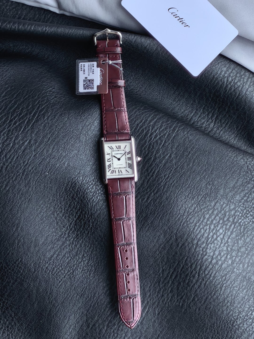 NO:924362,TANK LOUIS CARTIER 2026 Watches & Wonders Geneva Watch Fair new automatic mechanical platinum watch, inlaid with red gemstones. F1 factory original 11 precision replica!  The latest generation of Kajia Tank Louis XL Automatic (size 38.1*27.75*8.18mm) watch. Equipped with customized Asian version 1899MC fully automatic mechanical movement!  Available in two colors: rose gold and yellow gold, with cowhide and crocodile leather for customers to choose from!  .The latest Tank Louis Automatic, a new large model, continues the rectangular aesthetic style!  This is the first Tank LC watch equipped with a self-winding mechanical movement in the past 50 years.  In terms of aesthetic design, the new watch is basically the same as the previous generation LC series that we know and love. It has burnt steel blue hour and minute hands, a classic semi-matte alligator leather strap, and a beaded crown that matches the case and is inlaid with sapphire cabochons. The obvious difference between the new model and the old model is that the dial is decorated with a unique sunburst pattern. This dial pattern is completely different from the familiar Carjia dial treatment, which may imply that it is equipped with an automatic movement...  The classic size of 38.1*27.75mm is equipped with the 1899Mc thin movement customized by the F1 factory. The overall thickness of the case is only 8.18mm. The overall feel of the watch is smart and elegant, and can be worn by both men and women!  ,,louis vuitton,tom ford,cartier,cowhide,crocodile skin,gold19860909TANK LOUIS CARTIER 2026年 Watches & Wonders 日内瓦表展全新自动机械铂金表款,吧的镶嵌红色宝石.F1 factory原装11精密复刻！最新一代卡家Tank Louis XL Automatic（尺寸38.1*27.75*8.18mm）腕表.配套定制亚版1899MC全自动机械机芯！玫瑰金和黄金两个色,有牛皮和鳄鱼皮供客选择！.最新卡家Tank Louis Automatic 全新大号表款,延续矩形美学风格！这是近50年来第一款搭载自动上链机械机芯的Tank LC腕表. 在美学设计方面,新款腕表与我们熟知并喜爱的上一代LC系列基本一致烧钢蓝时分指针,搭配经典的半哑光鳄鱼皮表带,与表壳相配的串珠表冠镶嵌凸圆蓝宝石.新款与老款明显不同的是表盘饰有独特的旭日放射纹,这种表盘图案与我们熟悉的卡家表盘处理方式截然不同,或许在暗示其内部搭载的是自动机芯…. 38.1*27.75mm的经典尺寸,配以F1厂定制的1899Mc薄机芯,表壳整体厚度才8.18mm,腕表整体感觉灵动优雅,男女都可以佩戴！,,louis vuitton,tom ford,cartier,cowhide,crocodile skin,gold,Watch