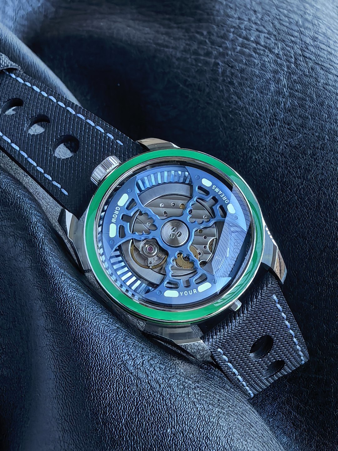 NO:944447,K1 factory's new work - MB&F MAD1S Purple/Blue Limited Edition - Phenomenal mechanical toy with lateral time reading + large oscillating weight 'wild rotation' Case / Structural logic The function and appearance are integrated with 'lateral time reading' as the core. It adopts 316L stainless steel case, 42mm diameter, and the overall outline follows the 'sleek and minimalist' route, but the real focus is that all structures are reconstructed around lateral time reading.  You don’t need to face the dial when you wear it, you just need to raise your hand to read from the side, which is a design that redefines the “time reading behavior”. **Movement/dynamic core The K1 factory uses a customized version of the La Joux-erret G101 movement (power reserve up to 68 hours). And the soul of this watch is not “literal”, but the large oscillating weight that will rotate crazily following the movement of the wrist. Let you feel the authentic “phenomenal dynamic” **Watch strap /  Wearing experience** The standard fluororubber strap (calf leather bottom) is closer to the skin. It is also equipped with a double-press clasp, which makes it easier to put on and take off, suitable for frequent switching. **Technical points/recognition** The biggest selling point is the 'lateral time-reading structure + visible rotation of the large front rotor'. It is not a 'refined formal watch' in the traditional sense, but turns the mechanical structure into a 'visual performance'. Wearing it on your hand, others don't need to know anything about watches, and they can tell at a glance that this thing is extraordinary. K1  What we are making this time is not 'another watch', but a 'phenomenon-level mechanical toy' that combines the reading structure + dynamic mechanical sense + strong memory points - it is a mechanical show that can start at any time.,,cowhide19860909K1工厂新作—— MB&F MAD1S 紫 / 蓝限量款——侧向读时 + 大摆陀“暴走旋转”的现象级机械玩具  表壳 / 结构逻辑 以“侧向读时”为核心的功能外观一体化. 采用 316L 精钢表壳,42mm 表径,整体轮廓走“圆润极简”路线,但真正的重点在于所有结构都围绕侧向读时重构. 佩戴时无需正对表盘,只要抬手就能从侧面读数,是一种把“读时行为”重新定义的设计. **机芯 / 动态核心K1工厂采用定制版La Joux-erret G101机芯（动力储存长达68小时） 而且这只表的灵魂不是“字面”,而是那颗会跟着手腕动作疯狂旋转的大摆陀.带你感受正品的”现象级动感” **表带 / 佩戴体验**标配氟橡胶表带（小牛皮底）,触感更贴肤.再配双按表扣,戴脱更利落,适合频繁上手切换. **技术要点 / 识别度**最大卖点就是“侧向读时结构 + 正面大摆陀可视化旋转”.它不是传统意义的“正装表精致”,而是把机械结构变成“可视化表演”.戴在手上,别人不需要懂表,也能一眼看出来这东西不普通. K1 这次做的不是“又一块表”,而是把 读时结构 + 动态机械感 + 强记忆点 捏成一个“现象级机械玩具”—— 上手就是一场随时开演的机械秀.,,cowhide,Watch