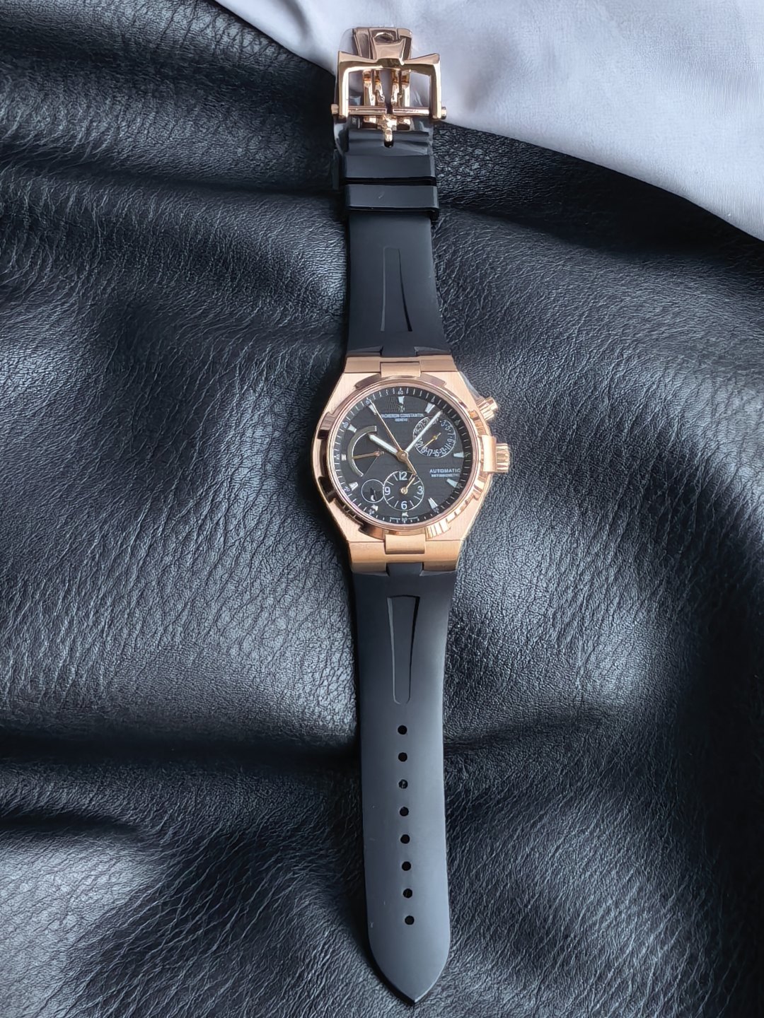 NO:944905,Produced by KR, white shell, rose gold, steel band, KR Factory Vacheron Constantin Across the World (47450) multifunctional men's automatic mechanical watch VJ9 wall crack recommendation MIYOTA movement all-in-one machine with 28800 vibrations per hour, 40 hours of power reserve!  VC watch length is 42mm, case thickness is 12mm, dense bottom cover design, waterproof depth 150 meters, 316 stainless steel, sapphire glass, optional tape, steel strap, and folding buckle for the strap!  [Introduction to dial function layout] Kinetic energy storage function display at 10 o'clock, calendar function display at 2 o'clock, second time zone function display at 6 o'clock, 24-hour day and night function display at 7-8 o'clock!  Luxurious and exquisite recommended men's multi-functional mechanical watch. The best luxury recommendation for gift giving, please look for the exclusive quality of KR factory, Vacheron19860909KR 出品 白壳 玫金 钢带 KR Factory 江诗丹顿 纵横四海(47450)多功能男士自动机械腕表VJ9墙裂推荐 MIYOTA机心改一体机28800每小时震荡次数,动力储存40小时！VC表经42毫米,表壳厚度12,密底底盖设计,防水深度150米316精钢,蓝宝石玻璃,表带可选胶带、钢带,表扣折叠扣！【表盘功能布置介绍】10点位的动能储存功能显示, 2点位的日历功能显示,6点位第二时区功能显示,7-8点位24小时昼夜功能显示！奢华精致推荐男士多功能机械腕表 送礼最佳奢华推荐请认准KR厂独家品质,,vacheron,Watch