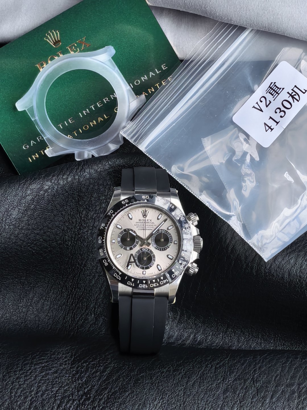 NO:947134,VS limited time recommendation (weighted version) Rolex Cosmograph Daytona series M116519ln-0027 watch, stainless steel case with black natural rubber strap, folding Oyster safety clasp. Black Cerachrom ceramic word ring  Cast tachymeter, screw-in crown triple lock triple waterproof system. Silver-gray dial, easy-to-read Chromalight display with long-lasting blue luminous material. Equipped with CAL. automatic mechanical chronograph, size 40 mm, rolex19860909VS限时推荐（配重版本）劳力士宇宙计型迪通拿系列M116519ln-0027腕表,精钢表壳搭配黑色天然橡胶表带,折叠蚝式保险扣.黑色Cerachrom陶质字圈连铸模测速计,表冠旋入式三扣锁三重防水系统.银灰色表盘,易读Chromalight夜光显示配长效蓝色亮光物料.搭载CAL.型自动机械计时,尺寸40毫米,,rolex,Watch