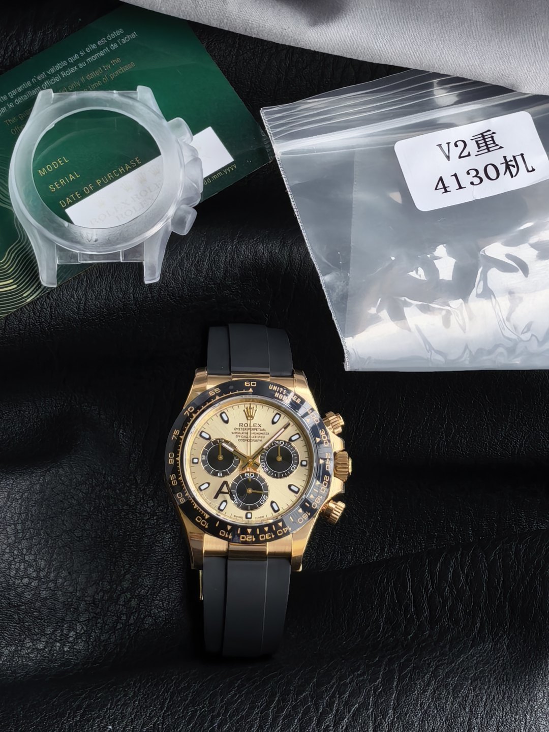 NO:947143,VS limited recommendation (weighted version) Rolex Cosmograph Daytona series M116518ln-watch, gold case with black natural rubber strap (Oysterflex, high-performance synthetic rubber covered elastic metal sheet), black Cerahr  OM ceramic solid outer ring with tachymeter scale, sapphire crystal glass, champagne dial, easy-to-read Chromalight luminous display with long-lasting blue luminous material. Equipped with CAL. type automatic mechanical chronograph movement, size 40 mm, rolex, gold19860909VS限量推荐(配重版本）劳力士宇宙计型迪通拿系列M116518ln-腕表,黄金色表壳搭配黑色天然橡胶表带（Oysterflex,高性能合成橡胶包覆弹性金属片）,黑色Cerachrom陶质实心外圈连计速刻度,蓝宝石水晶玻璃,香槟色表盘,易读Chromalight夜光显示配长效蓝色亮光物料.搭载CAL.型自动机械计时机芯,尺寸40毫米,,rolex,gold,Watch