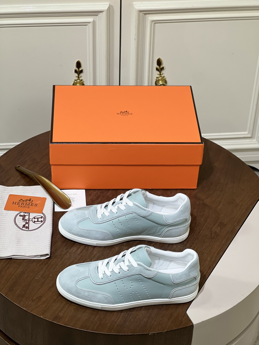 NO:745429,Hermes/Match Sneaker series men's leather sneakers. This sneaker is made of sports goatskin, suede goatskin and calfskin. It is decorated with perforated 'Hen Biais' words to create a retro urban style. The sole thickness is 1.7cm. Size38-46,,hermes,sneakers,cowhide,sheepskin19860909Hermes/Match Sneaker系列 男士皮革运动鞋 这款运动鞋采用运动山羊皮、绒面山羊皮和小牛皮拼接而成,饰有穿孔“Hen Biais”字样,打造复古都市风,鞋底厚度1.7cm Size38-46,,hermes,sneakers,cowhide,sheepskin,Men's shoes