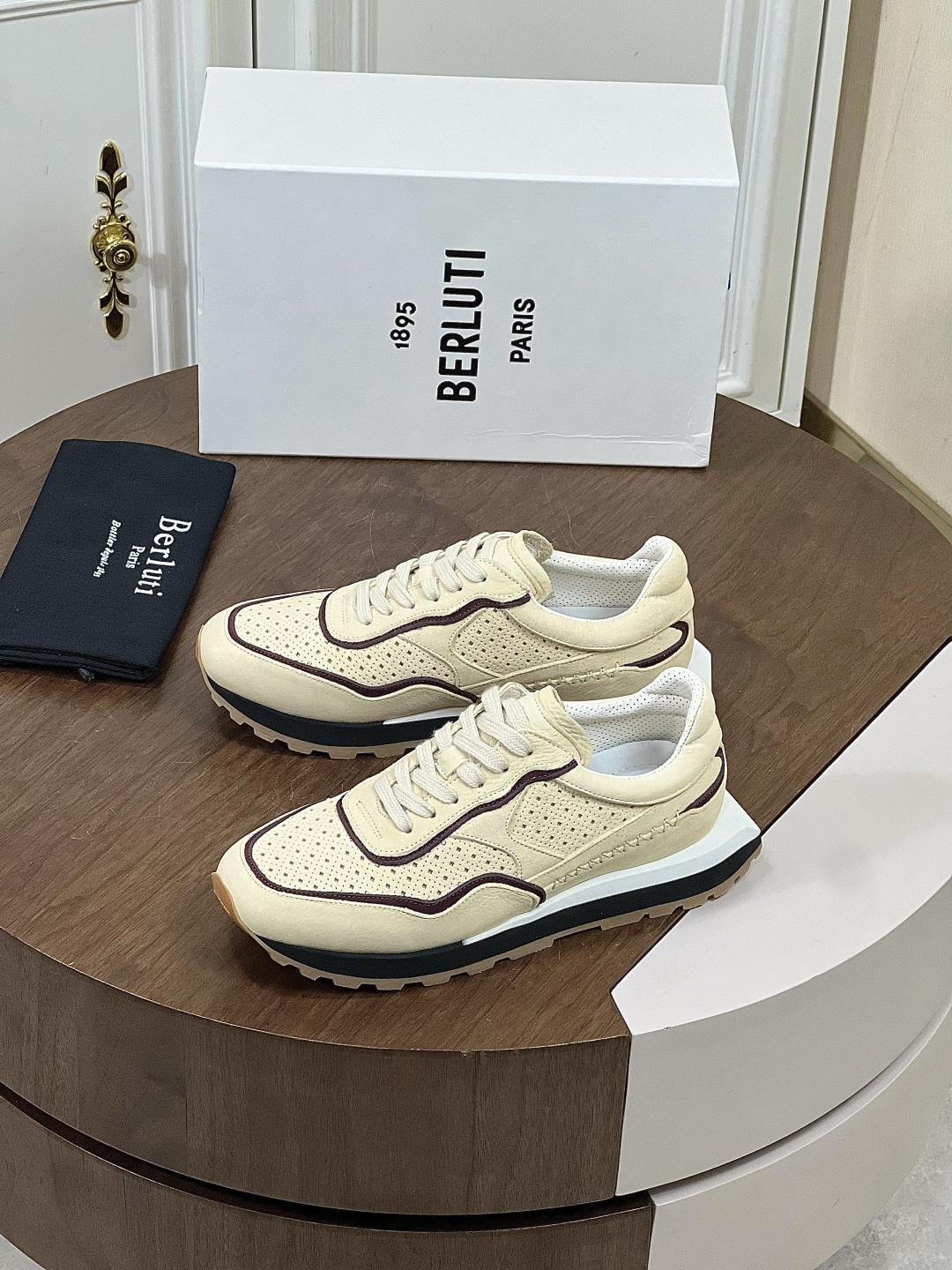 NO:778278,Berluti/Pulse men's leather sneakers. This sneaker adopts a new design aesthetic, with a contrasting splicing design of materials with different textures and colors. It is fashionable and trendy, elegant and light. It has calfskin and nylon uppers, cowhide foot pads and cotton lining, and a two-color rubber outsole. It is comfortable and breathable for the upper foot and highlights your personality!  Size38-46 430,,sneakers,cowhide19860909Berluti/Pulse男士皮革运动鞋 这款运动鞋采用全新的设计美学,不同质感不同颜色的材质撞色拼接设计,时尚又潮流 、优雅又轻盈.小牛皮和尼龙鞋面,牛皮垫脚棉内里,双色橡胶大底,上脚舒适透气,衬托个性！ Size38-46 430,,sneakers,cowhide,Men's shoes