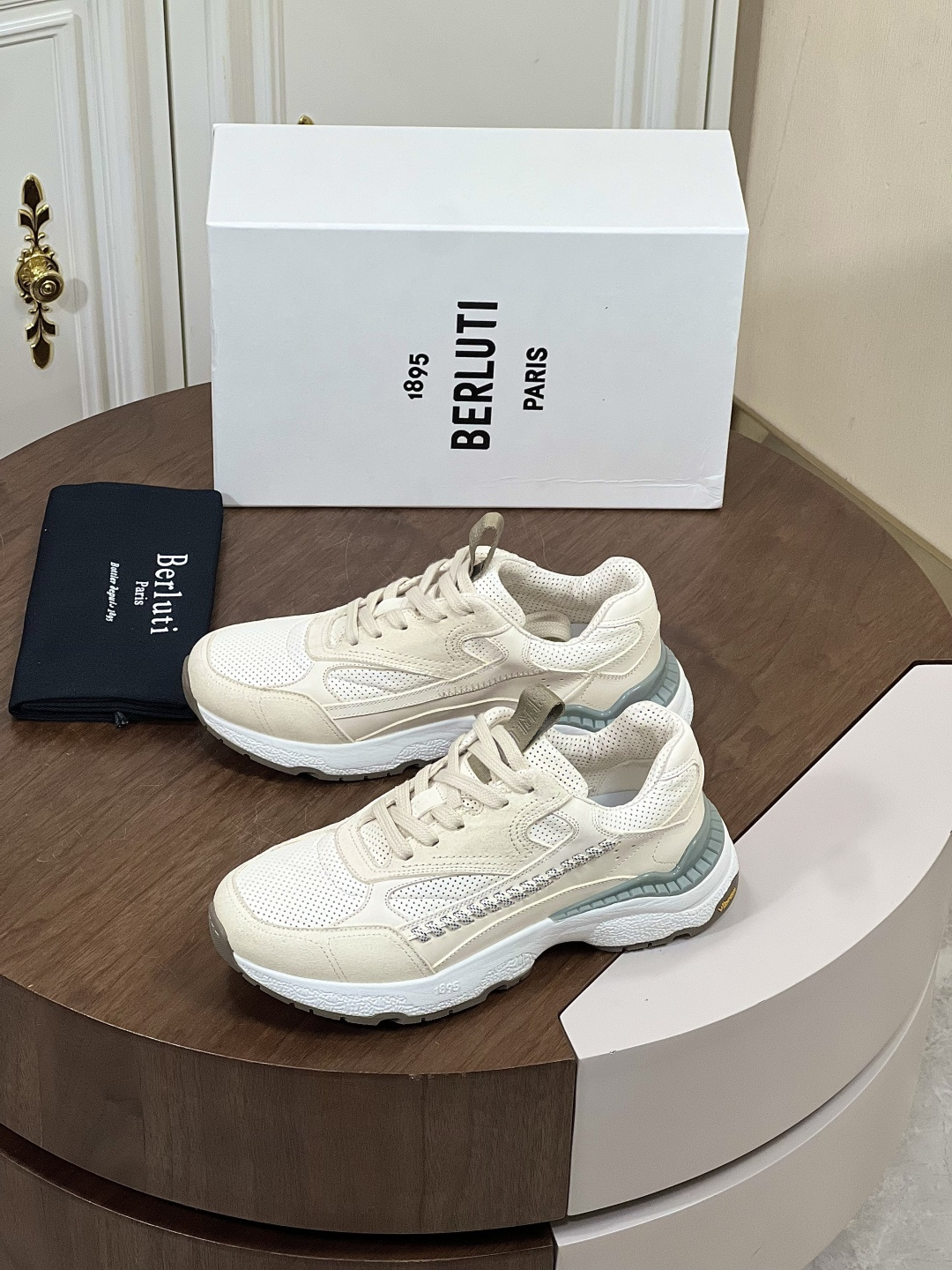 NO:778282,Berluti’s latest men’s shoes!  The upper of this shoe is made of imported cowhide, with hand-rubbed contrasting color splicing. The microwave wheel is made of lightweight special mold and the outsole is non-slip and wear-resistant. The upper is decorated with the brand's LOGO!  Size38-46 450,,cowhide19860909Berluti最新款男鞋！ 这款鞋面采用进口牛皮面 搭配手工擦色撞色拼接款 微波轮轻质专用模具大底防滑耐磨、鞋面饰有品牌LOGO标！ Size38-46 450,,cowhide,Men's shoes