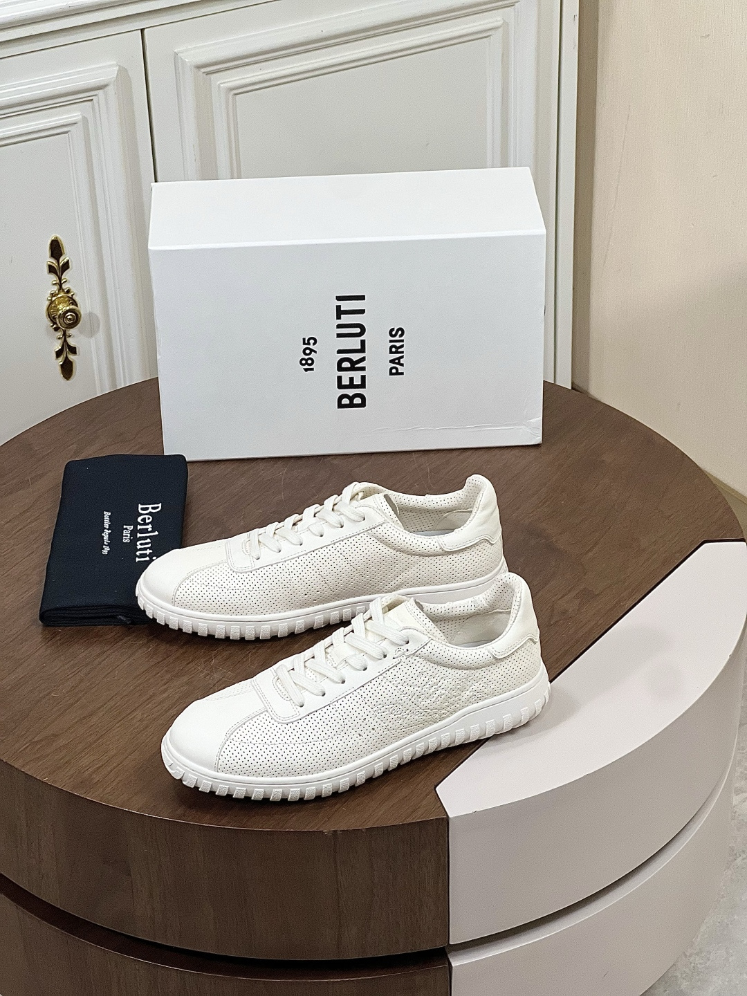 NO:778286,Berluti/Latest series—Trainer casual sports shoes for men!  The upper is made of soft cowhide + suede calfskin imported from Italy. The brand logo is interpreted using a new embossing process on the outer waist, inner lining and insole of the upper. It is made of cowhide. The latest wavy rubber outsole Size38-46 430,,cowhide19860909Berluti/最新系列—Trainer休闲运动男鞋！ 鞋面采用意大利进口柔软的牛皮+反绒小牛皮、品牌logo运用全新的压纹工艺诠释于鞋面外腰、内里和鞋垫牛皮制作 最新的波浪纹橡胶大底 Size38-46 430,,cowhide,Men's shoes