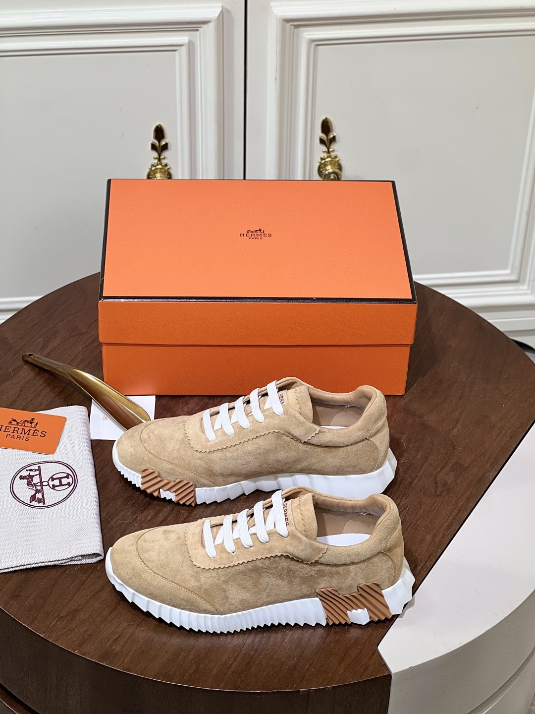 NO:778290,Hermes/Bouncing Series Men's Leather Sneakers This sneaker is made of suede cowhide and smooth calfskin, with embossed logo cowhide feet, a lightweight foam outsole decorated with contrasting patterns, and H letter rubber inserts for a versatile fashion style. Size38-46 400,,hermes,sneakers,cowhide19860909Hermes/Bouncing系列 男士皮革运动鞋 这款运动鞋采用绒面牛皮革和光滑小牛皮拼接制成,压纹徽标牛皮垫脚,轻盈发泡大底装饰撞色图案,H字母橡胶插件点缀,打造百搭时尚风格. Size38-46 400,,hermes,sneakers,cowhide,Men's shoes