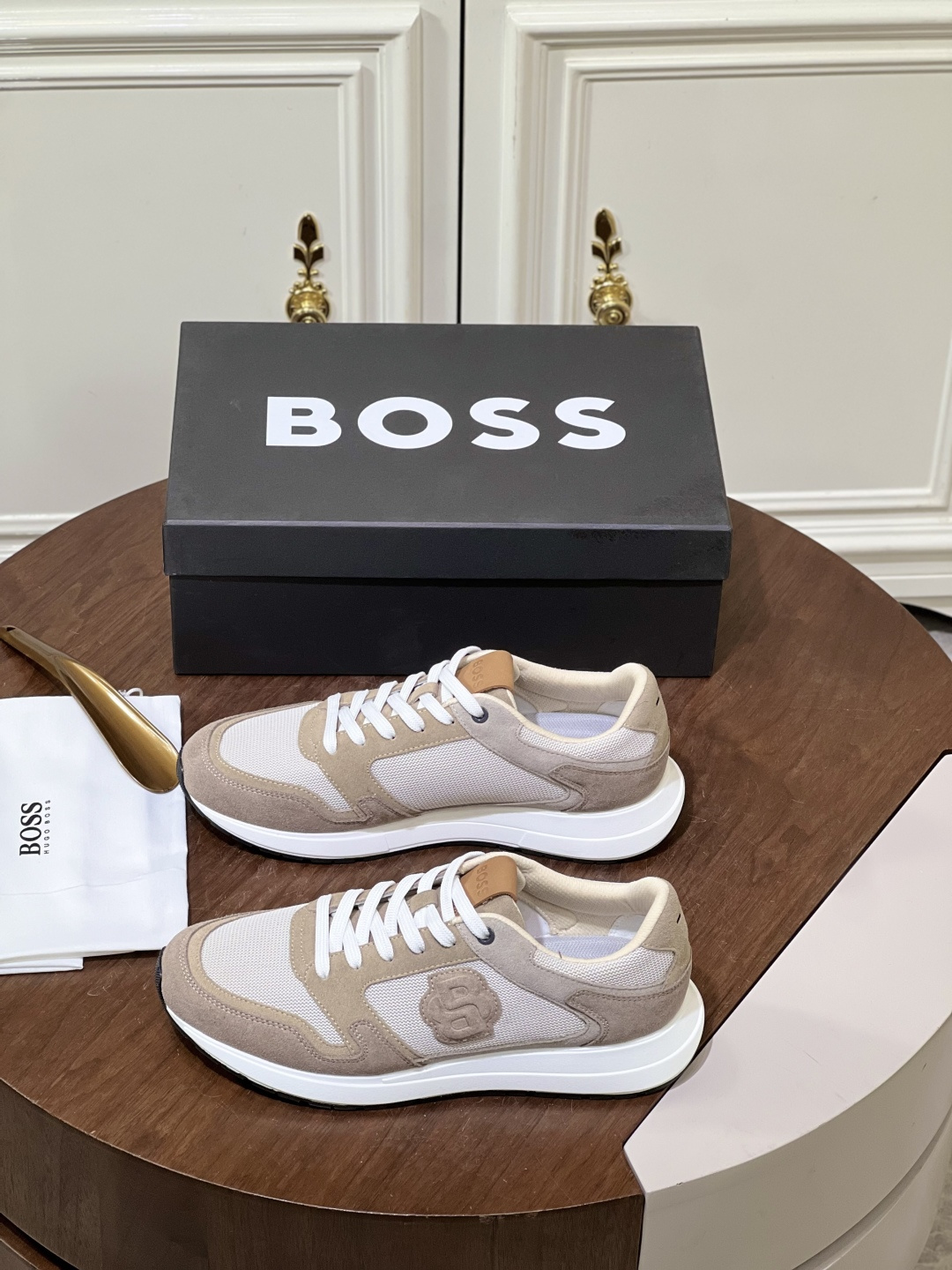 NO:778767,BOSS/Menswear men's sports shoes, Dongguan-made raw materials are on sale!  These BOSS Menswear sneakers are made of soft suede cow leather and breathable mesh, breathable and textured. They are embellished with double B-shaped monogram patterns on the sides and a three-color embroidered logo on the heel, highlighting their exquisite style. They are equipped with a cushioning EVA midsole and a wear-resistant rubber outsole, with fabric lining for the feet. Size38-45 480,,stuart weitzman,sneakers,cowhide19860909BOSS/Menswear男士运动鞋 莞产原材料猛货！这款BOSS Menswear运动鞋采用柔软的绒面牛皮革和透气网布制成,透气又有质感,鞋侧双 B造型交织字母图案点缀,后跟饰以三色刺绣标识,彰显精致风格.搭配缓震EVA中底和耐磨橡胶大底,织物内里垫脚. Size38-45 480,,stuart weitzman,sneakers,cowhide,Men's shoes